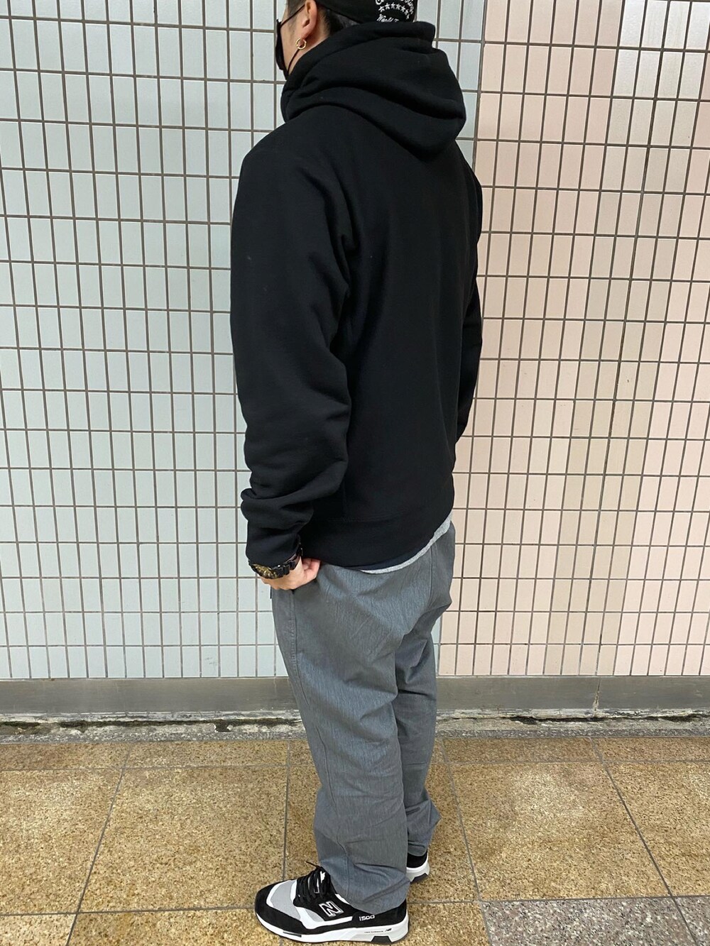 「supreme、シュプリーム、BOXLOGO、NEW ERA、gshock、GRAMICCI、New Balance、ストリート、スケータースタイル、ブラックコーデ」｜「Supreme のアイテム（キャップ、ブラック系）」を使った、sasakicksさん（メンズ・172cm）の冬コーディネートの2枚目の写真