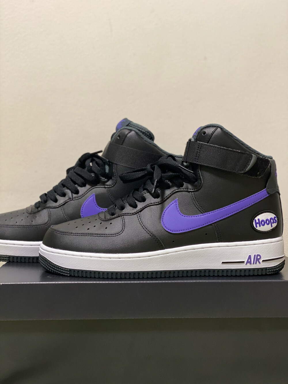「NIKE、ナイキ、ナイキスニーカー、AIR FORCE 1、エアフォースワン、ブラックスニーカー、パープル」｜「NIKEのNIKE AIR FORCE 1 HIGH 07 LV8 DH7453-001（スニーカー、ブラック系）」を使った、sasakicksさん（メンズ・172cm）の冬コーディネートの2枚目の写真