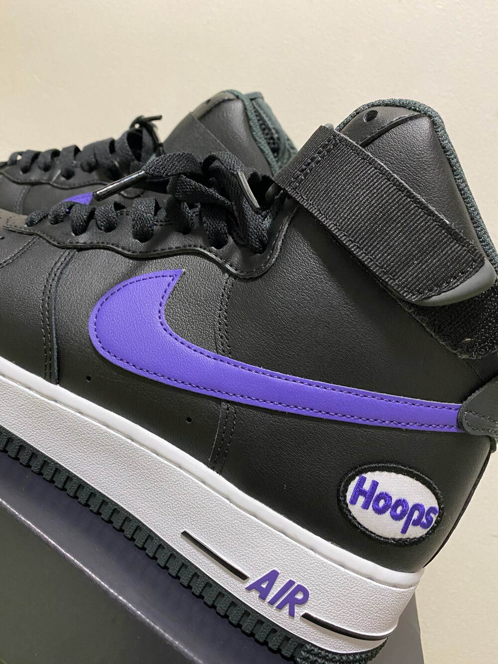 「NIKE、ナイキ、ナイキスニーカー、AIR FORCE 1、エアフォースワン、ブラックスニーカー、パープル」｜「NIKEのNIKE AIR FORCE 1 HIGH 07 LV8 DH7453-001（スニーカー、ブラック系）」を使った、sasakicksさん（メンズ・172cm）の冬コーディネートの3枚目の写真