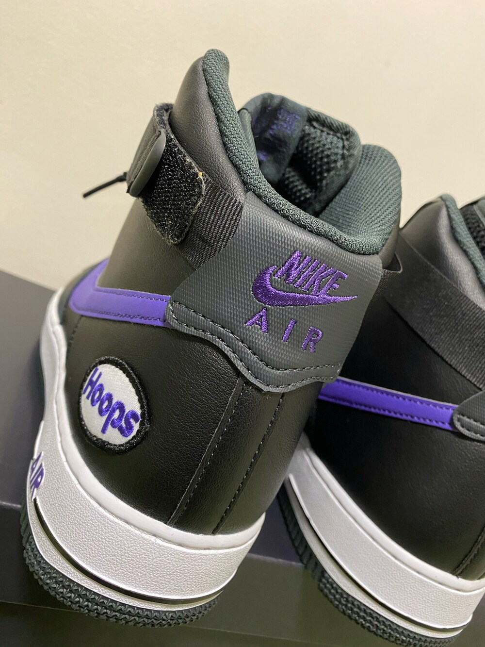 「NIKE、ナイキ、ナイキスニーカー、AIR FORCE 1、エアフォースワン、ブラックスニーカー、パープル」｜「NIKEのNIKE AIR FORCE 1 HIGH 07 LV8 DH7453-001（スニーカー、ブラック系）」を使った、sasakicksさん（メンズ・172cm）の冬コーディネートの4枚目の写真