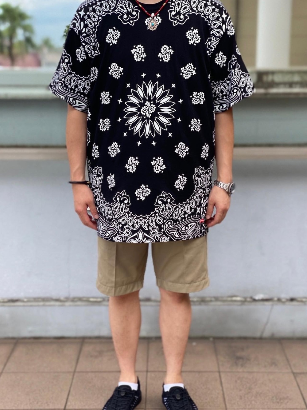 「supreme、シュプリーム、ヘインズ、ヘインズTシャツ、Dickies、goro's、ゴローズ、バンダナ柄、ペイズリー柄、ストリート、休日コーデ」｜「goro'sのアイテム（ネックレス、その他）」を使った、sasakicksさん（メンズ・172cm）の秋コーディネートの2枚目の写真