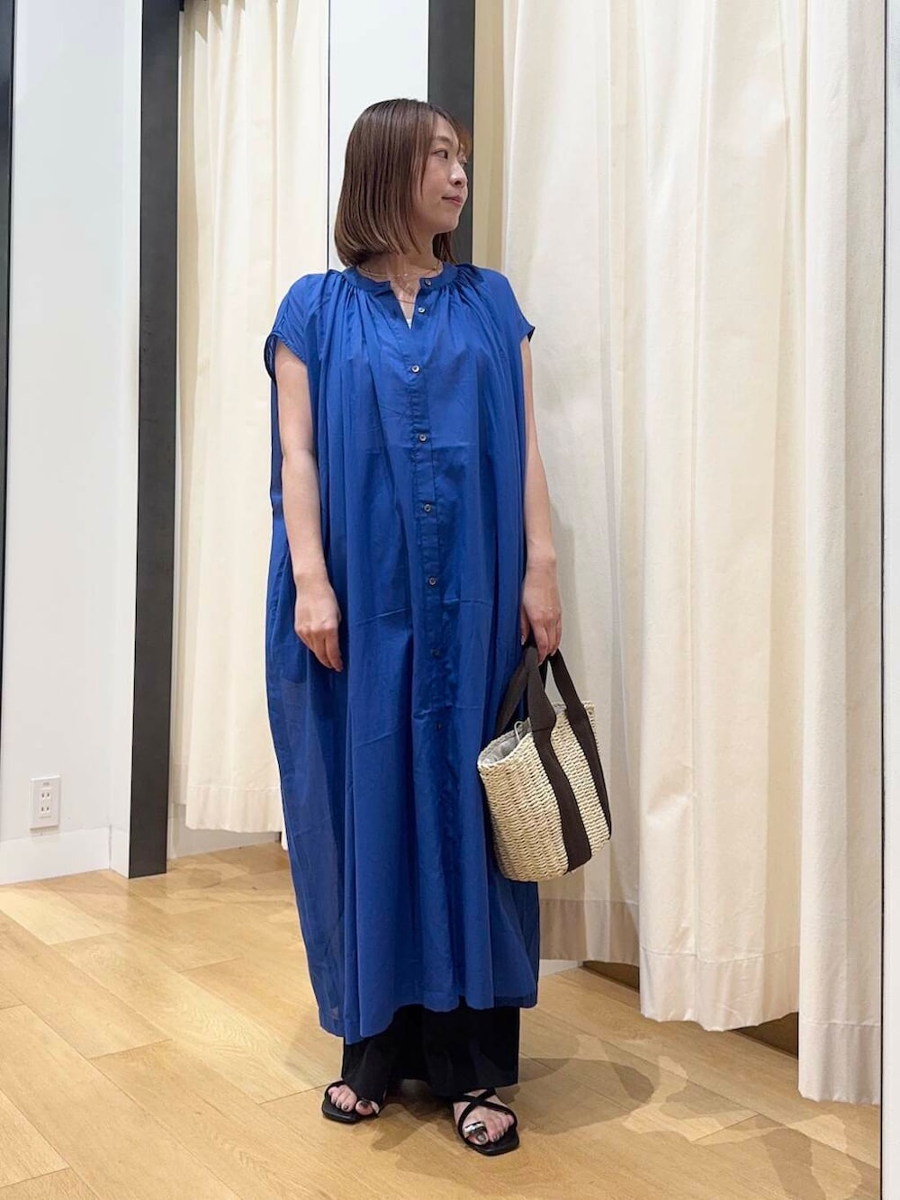 ホワイト系のハンドバッグ、ブラック系のその他パンツ、ブルー系のワンピースを着用したレディースの夏コーディネートの2枚目の写真