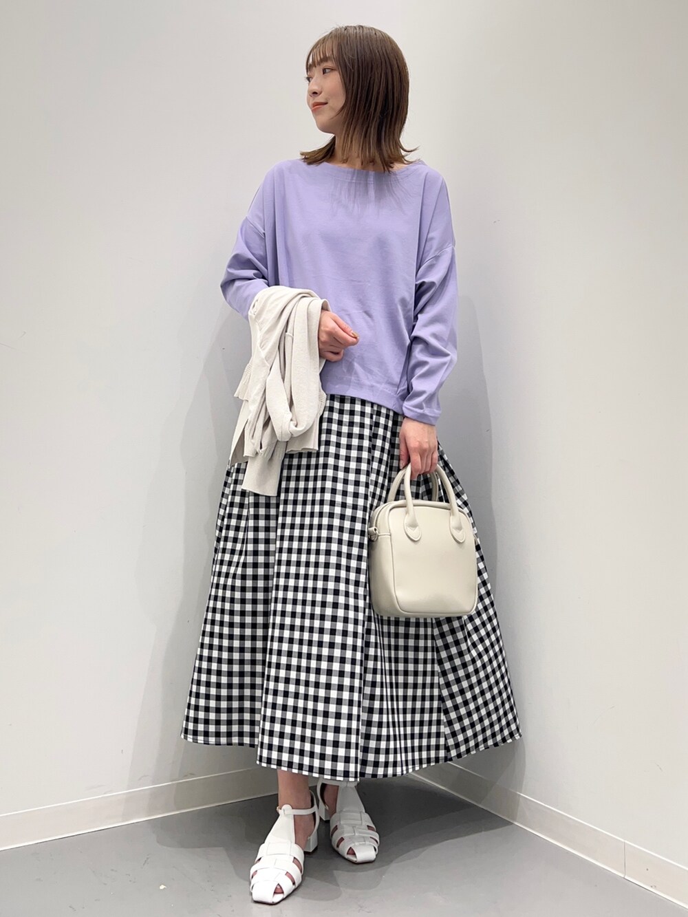 その他のスカート、パープル系のTシャツ/カットソーを着用したレディースの春コーディネートの2枚目の写真