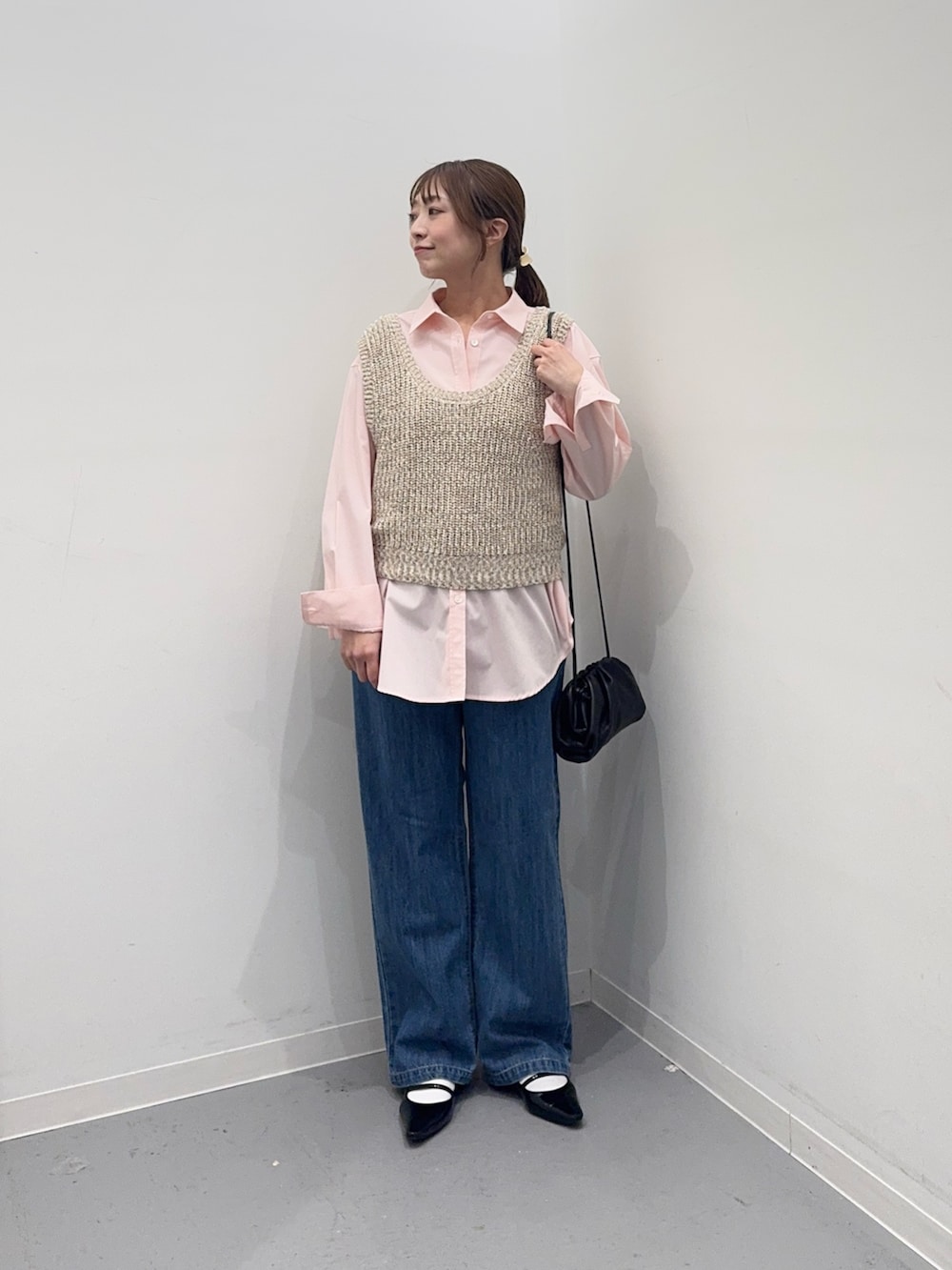 ピンク系のシャツ/ブラウス、ベージュ系のベスト、ブルー系のその他パンツを着用したレディースの春コーディネートの5枚目の写真