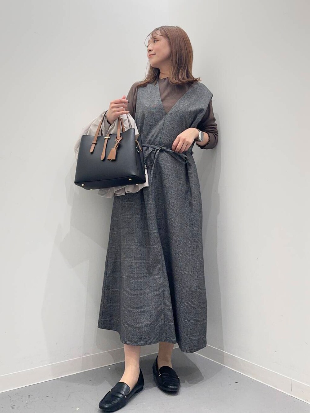 ブラック系のローファー、ブラック系のトートバッグ、その他のワンピースを着用したレディースの秋コーディネートの4枚目の写真