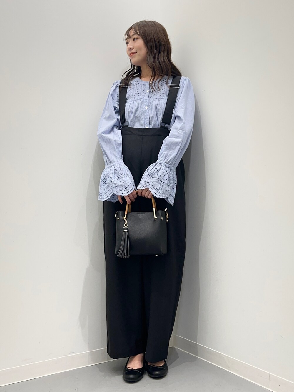 ブルー系のサロペット/オーバーオール、ブルー系のトップス、ブラック系のバレエシューズを着用したレディースの夏コーディネートの2枚目の写真