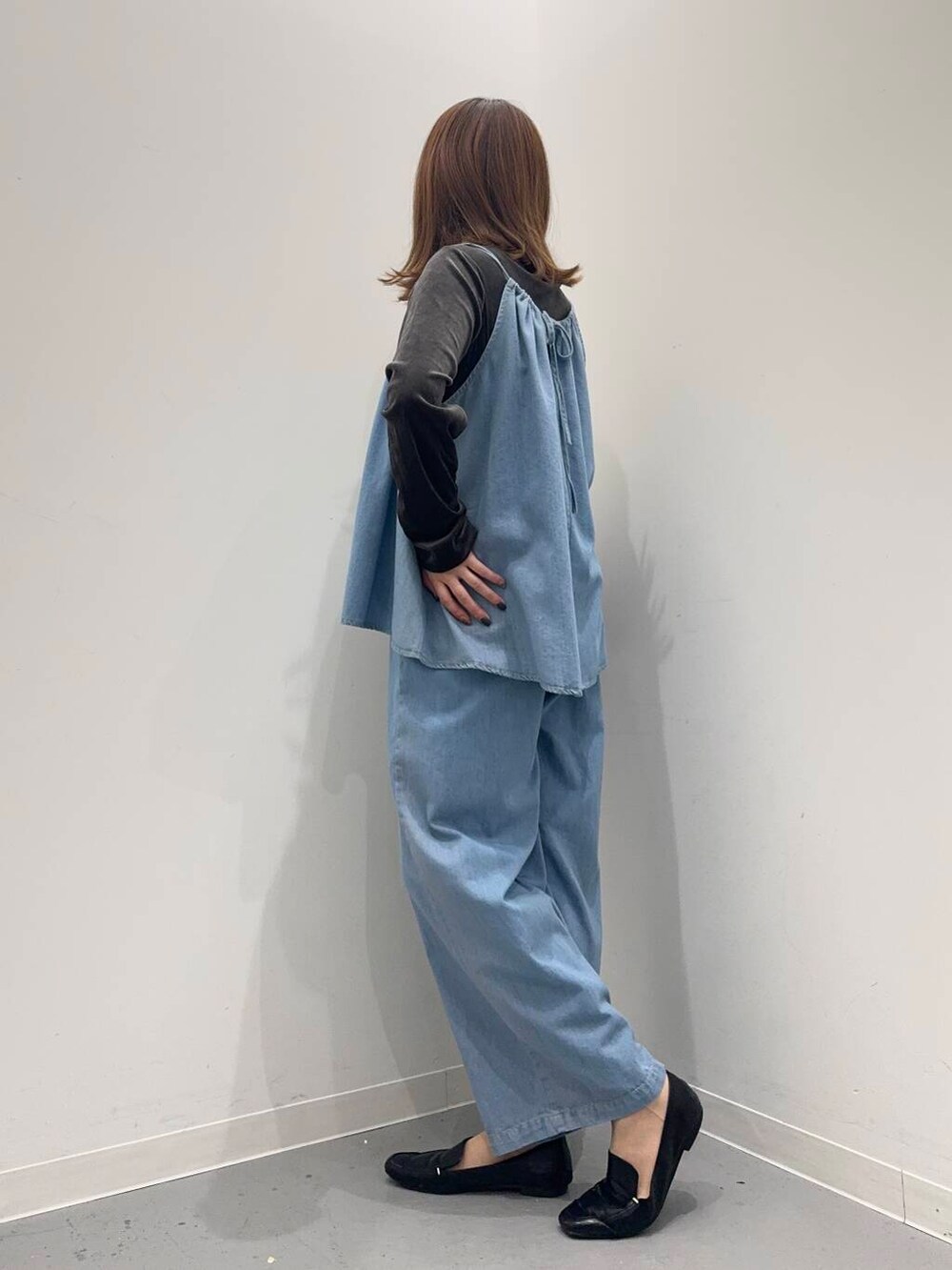 ブラック系のローファー、ブラック系のショルダーバッグ、グレー系のTシャツ/カットソーを着用したレディースの秋コーディネートの2枚目の写真