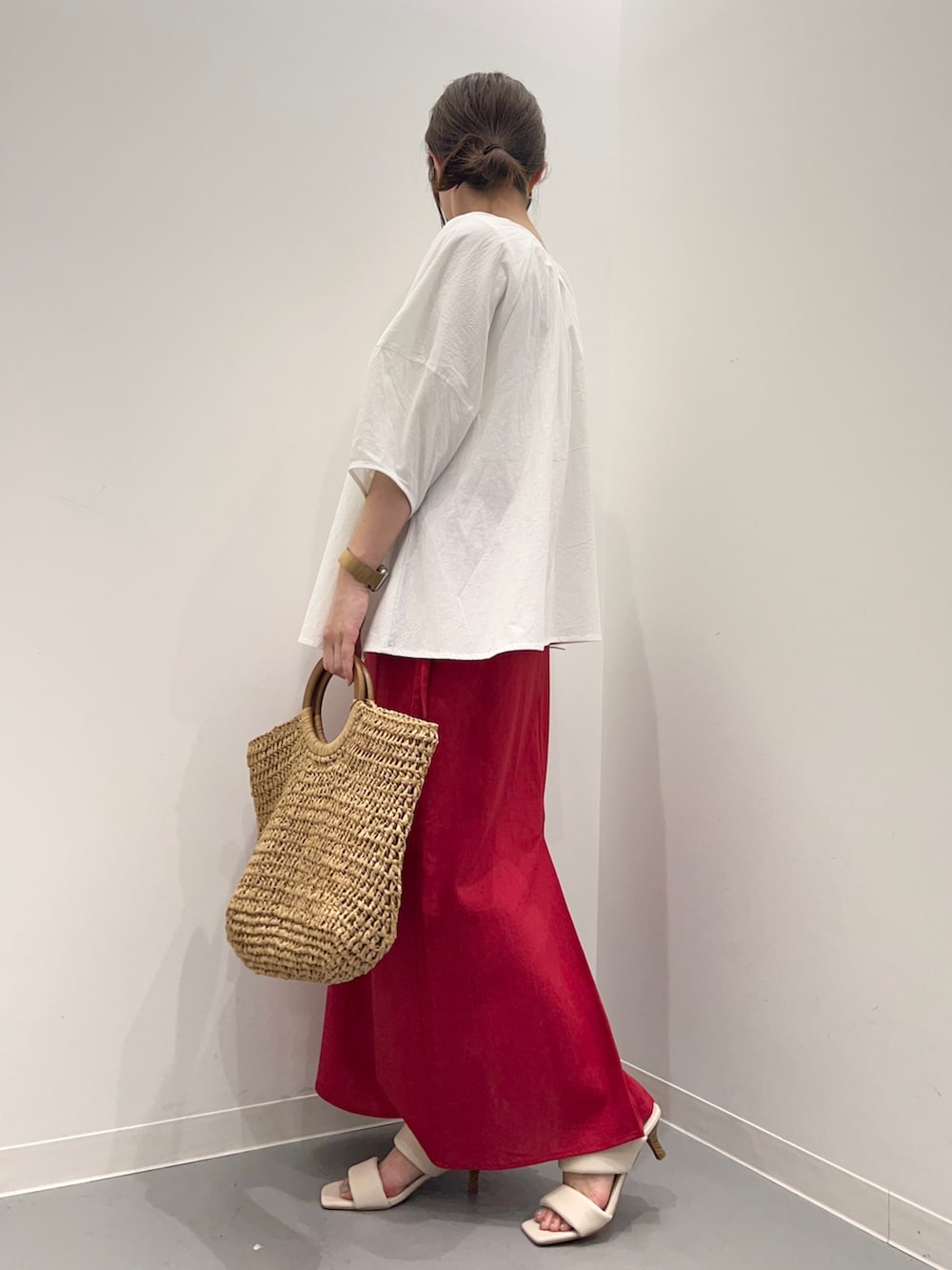 ホワイト系のシャツ/ブラウス、レッド系のスカート、ホワイト系のサンダルを着用したレディースの夏コーディネートの3枚目の写真