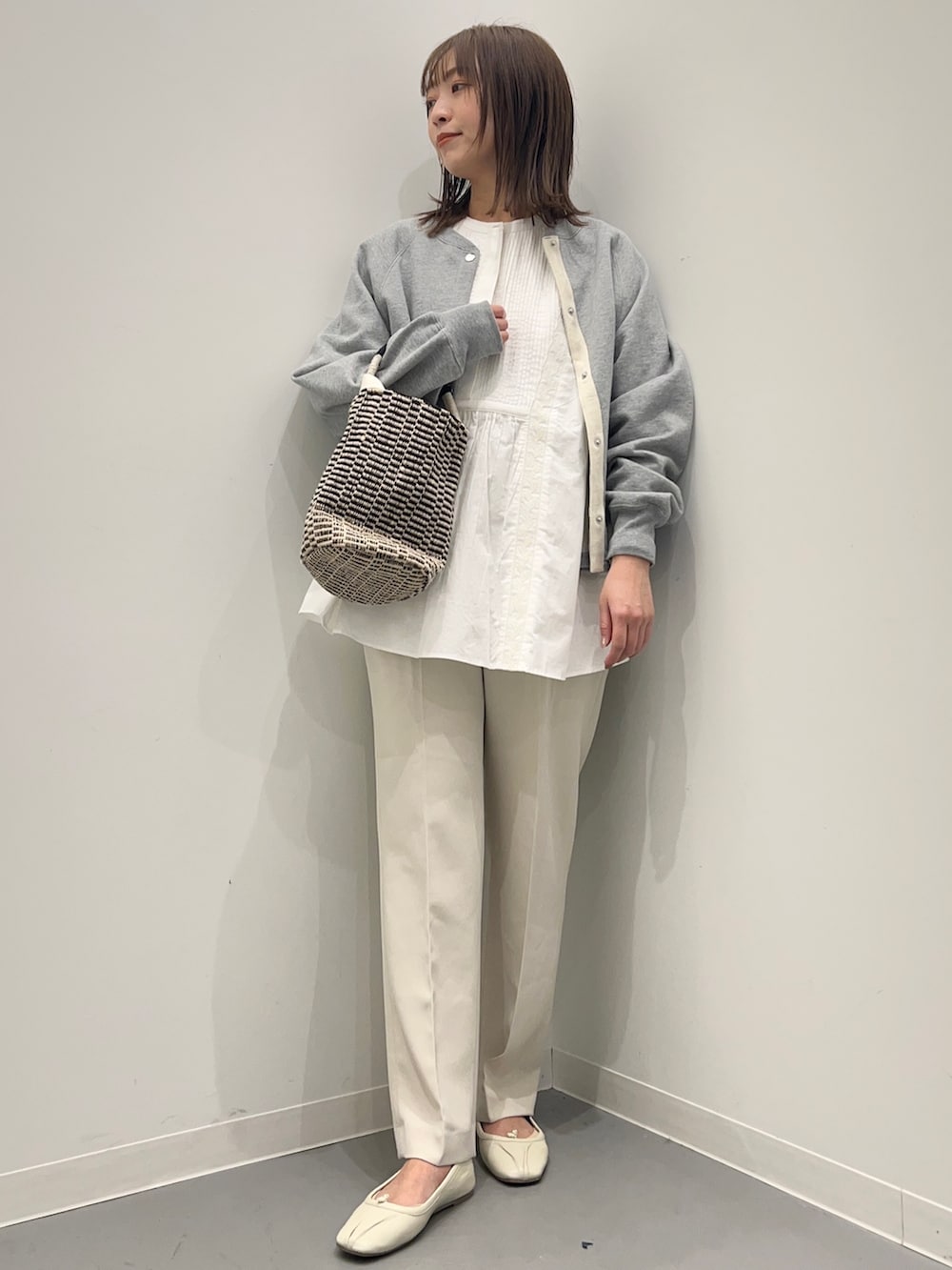 ホワイト系のその他パンツ、ホワイト系のシャツ/ブラウス、グレー系のカーディガン/ボレロを着用したレディースの春コーディネートの3枚目の写真