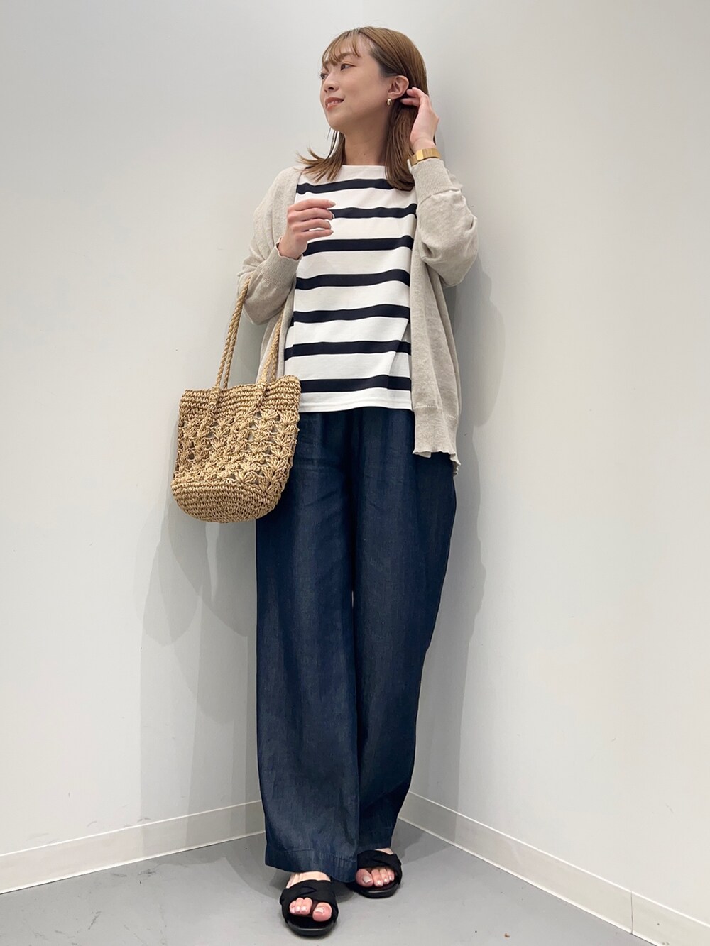 ブルー系のその他パンツ、ブルー系のTシャツ/カットソー、ベージュ系のカーディガン/ボレロを着用したレディースの春コーディネートの4枚目の写真