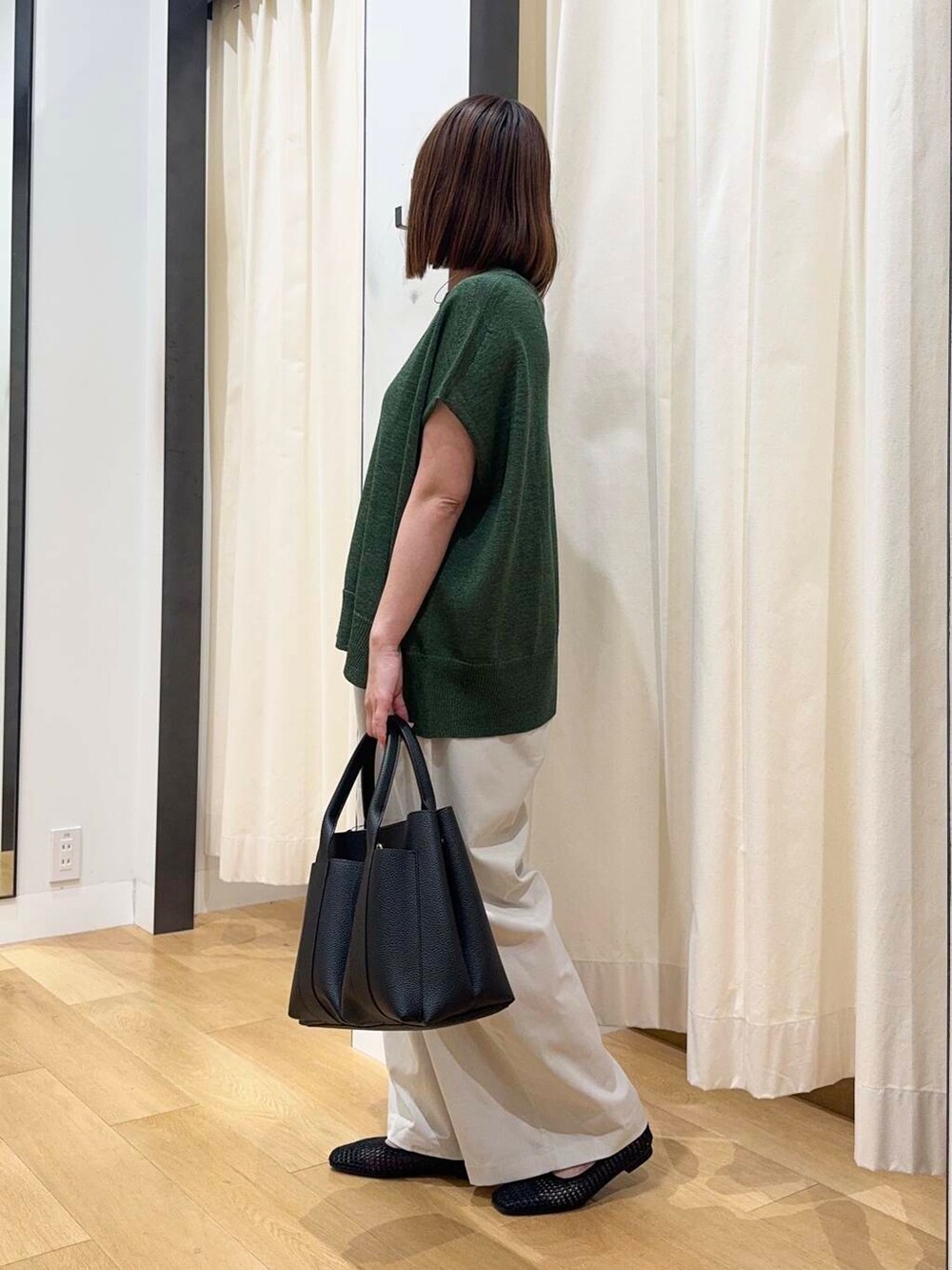 ブラック系のトートバッグ、ブラック系のバレエシューズ、ホワイト系のその他パンツを着用したレディースの夏コーディネートの4枚目の写真