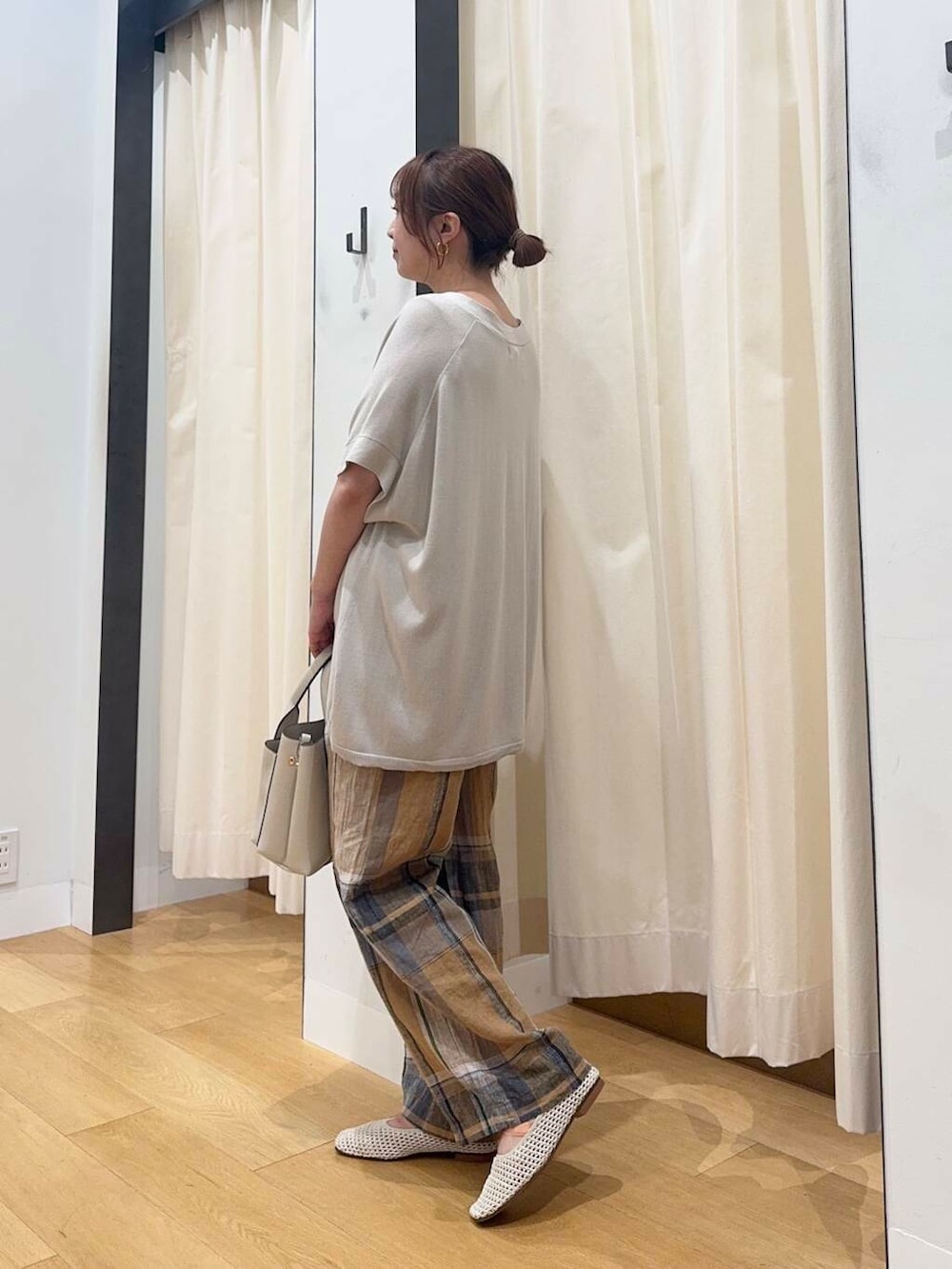 「シンプルコーデ、低身長、newarrival、休日スタイル、低身長コーデ、urstore、154cm、骨格ストレート、イエベ春、30代前半、ストレート×イエベ春、夏の涼しげパンツコーデ」｜「RODE SKOのプチダブルポケットトートバッグ（トートバッグ、ホワイト系）」を使った、maikoさん（レディース・154cm）の夏コーディネートの3枚目の写真