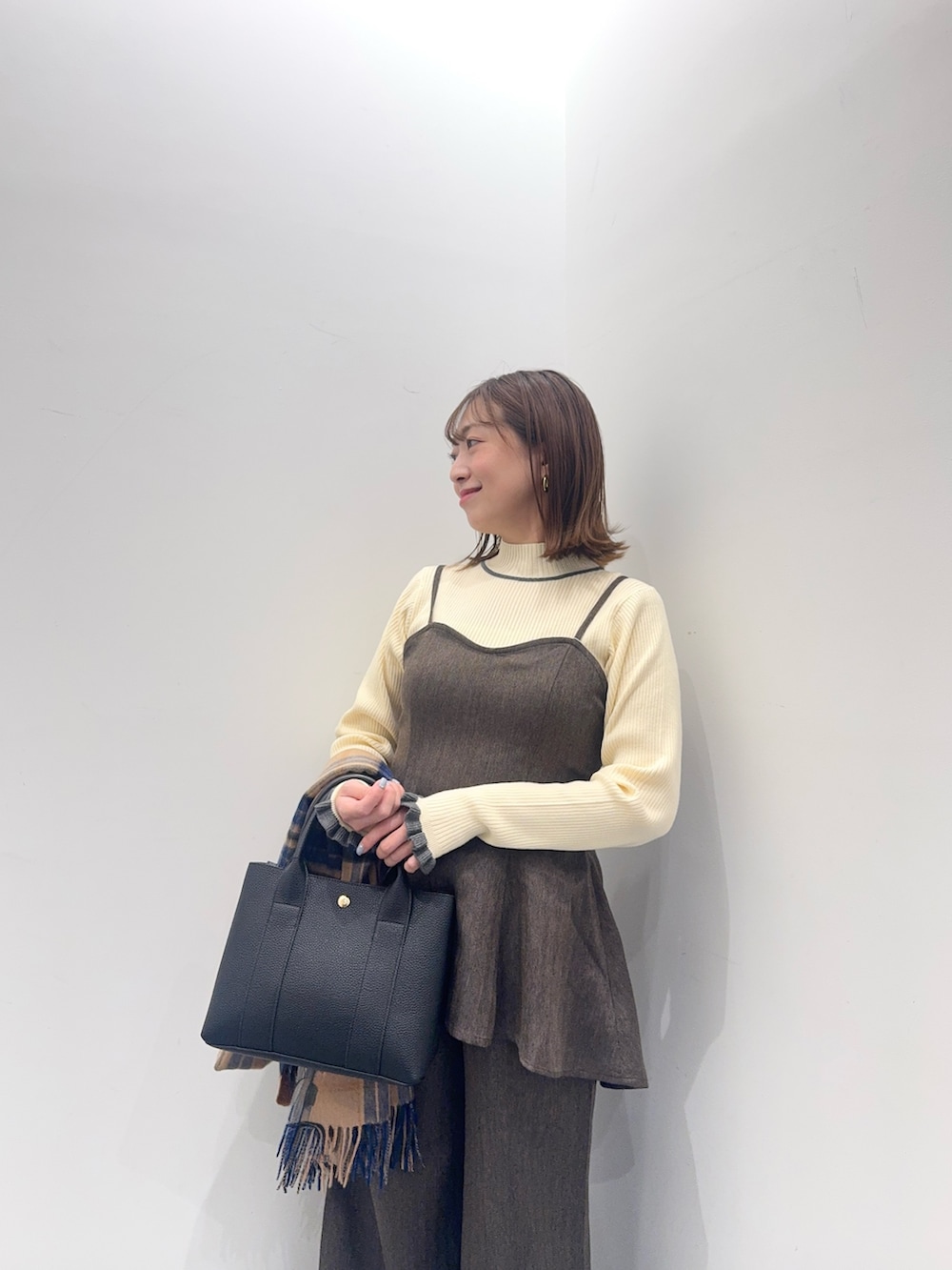 ブラウン系のサロペット/オーバーオール、ブラック系のトートバッグ、ブラック系のローファーを着用したレディースの冬コーディネートの4枚目の写真