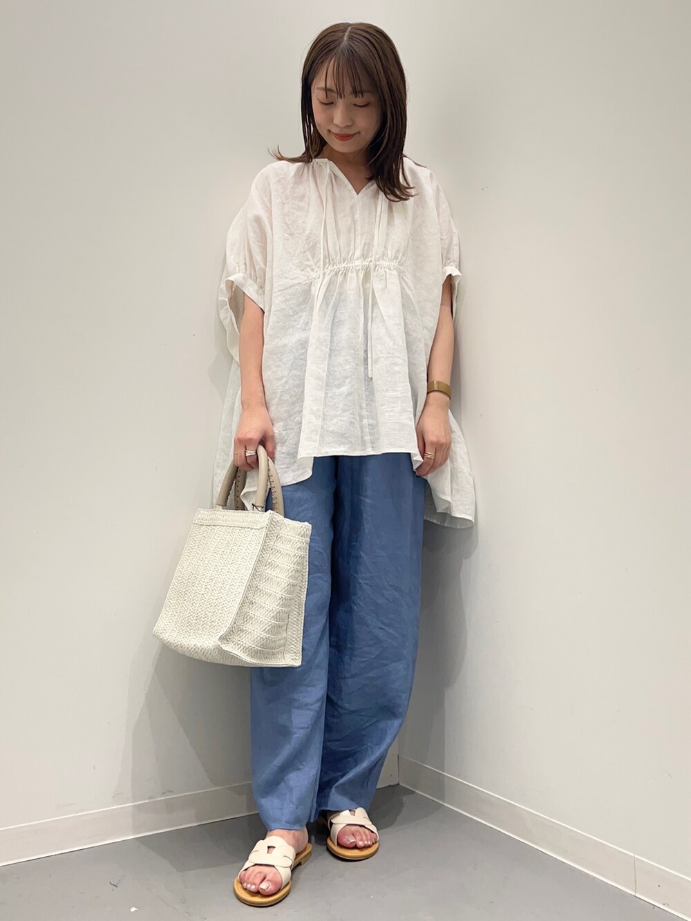 ホワイト系のシャツ/ブラウス、ブルー系のその他パンツ、ベージュ系のトートバッグを着用したレディースの夏コーディネートの5枚目の写真