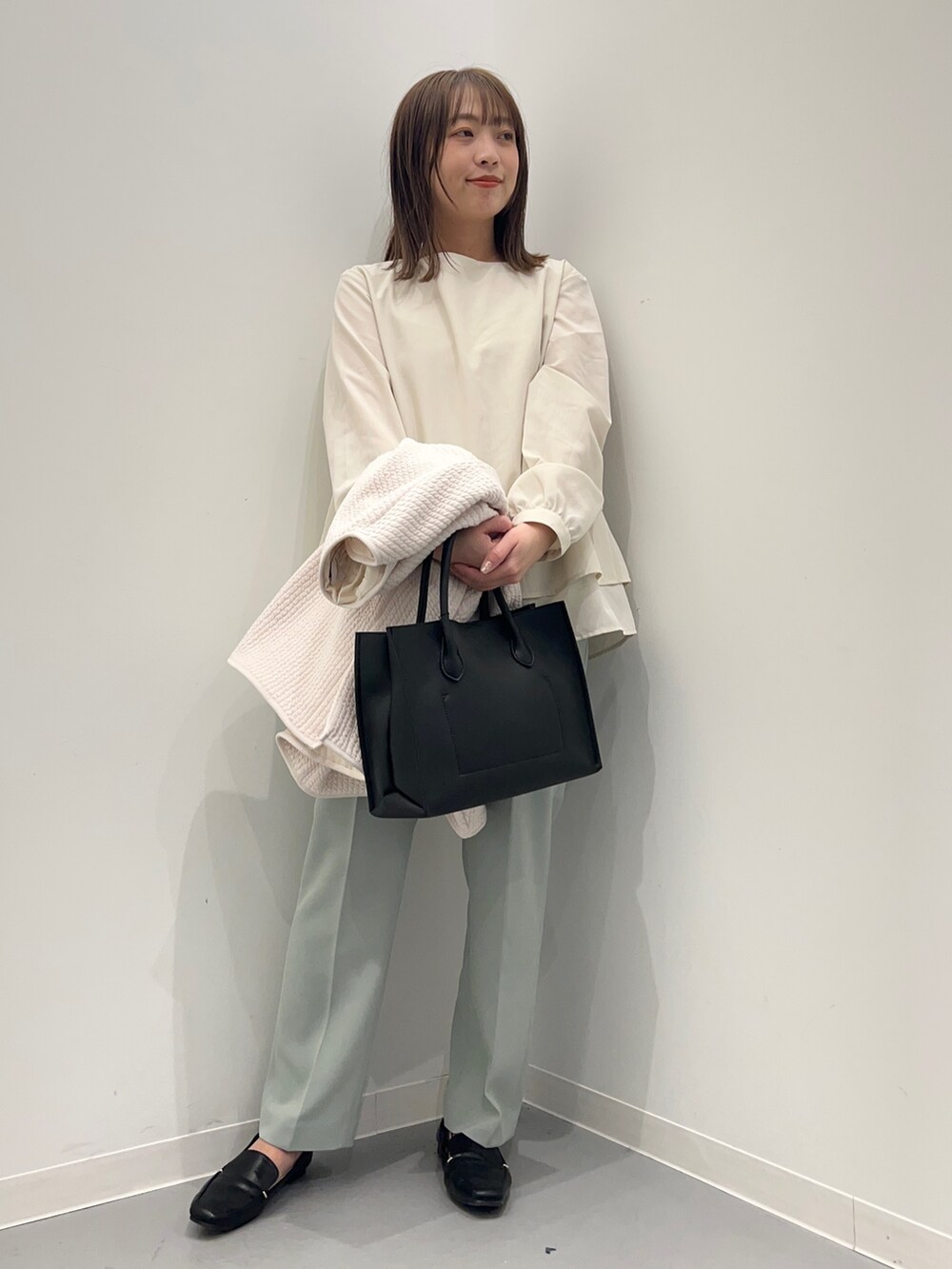 ベージュ系のシャツ/ブラウス、ホワイト系のノーカラージャケット、グリーン系のその他パンツを着用したレディースの春コーディネートの2枚目の写真