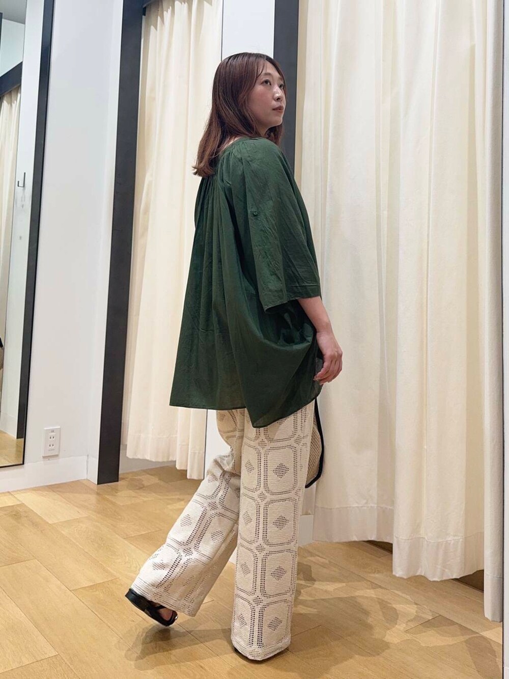 グリーン系のシャツ/ブラウス、ベージュ系のその他パンツ、ブラック系のショルダーバッグを着用したレディースの夏コーディネートの4枚目の写真