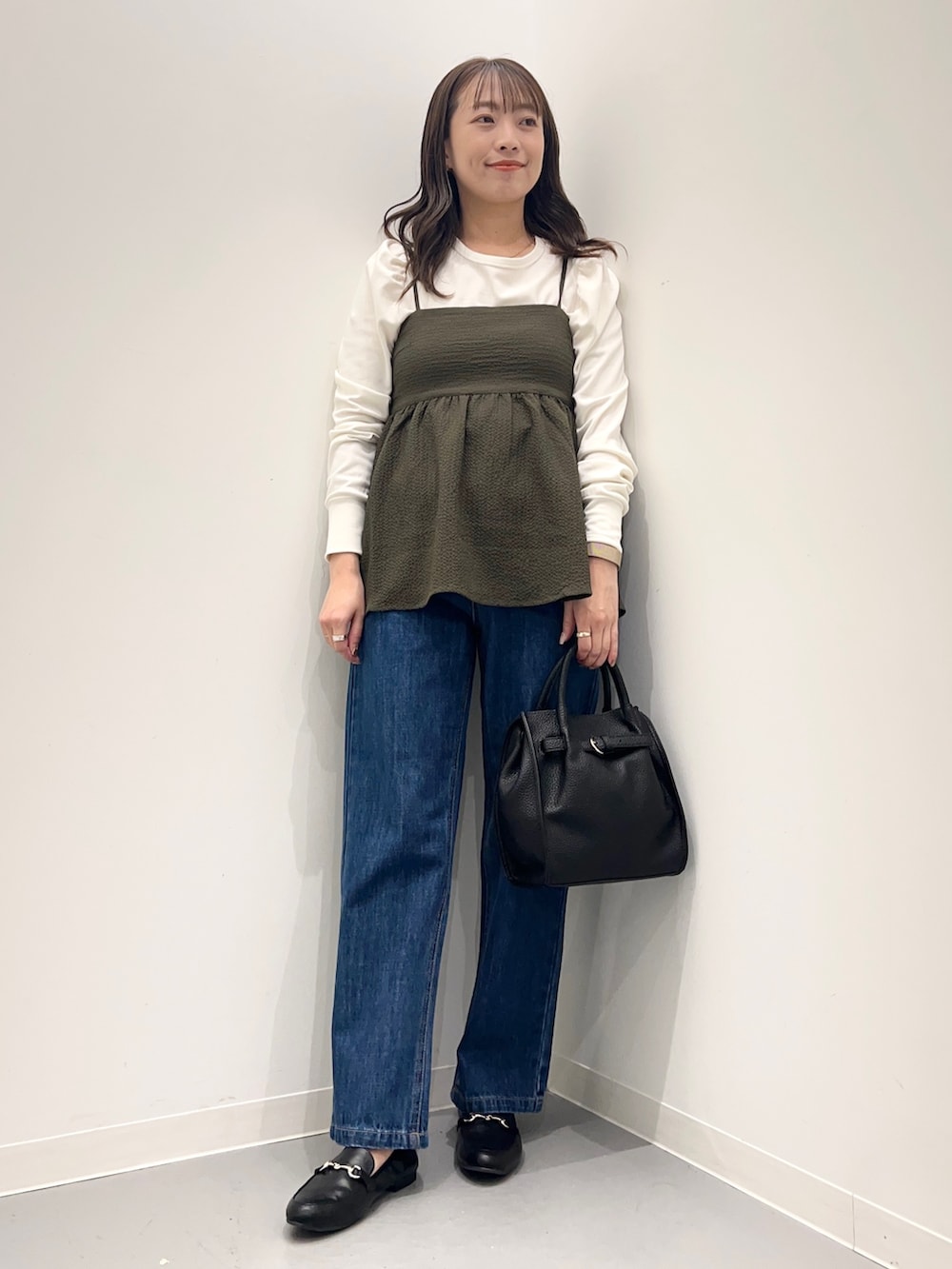 グリーン系のその他トップス、ホワイト系のTシャツ/カットソー、ブルー系のデニムパンツを着用したレディースの夏コーディネートの2枚目の写真