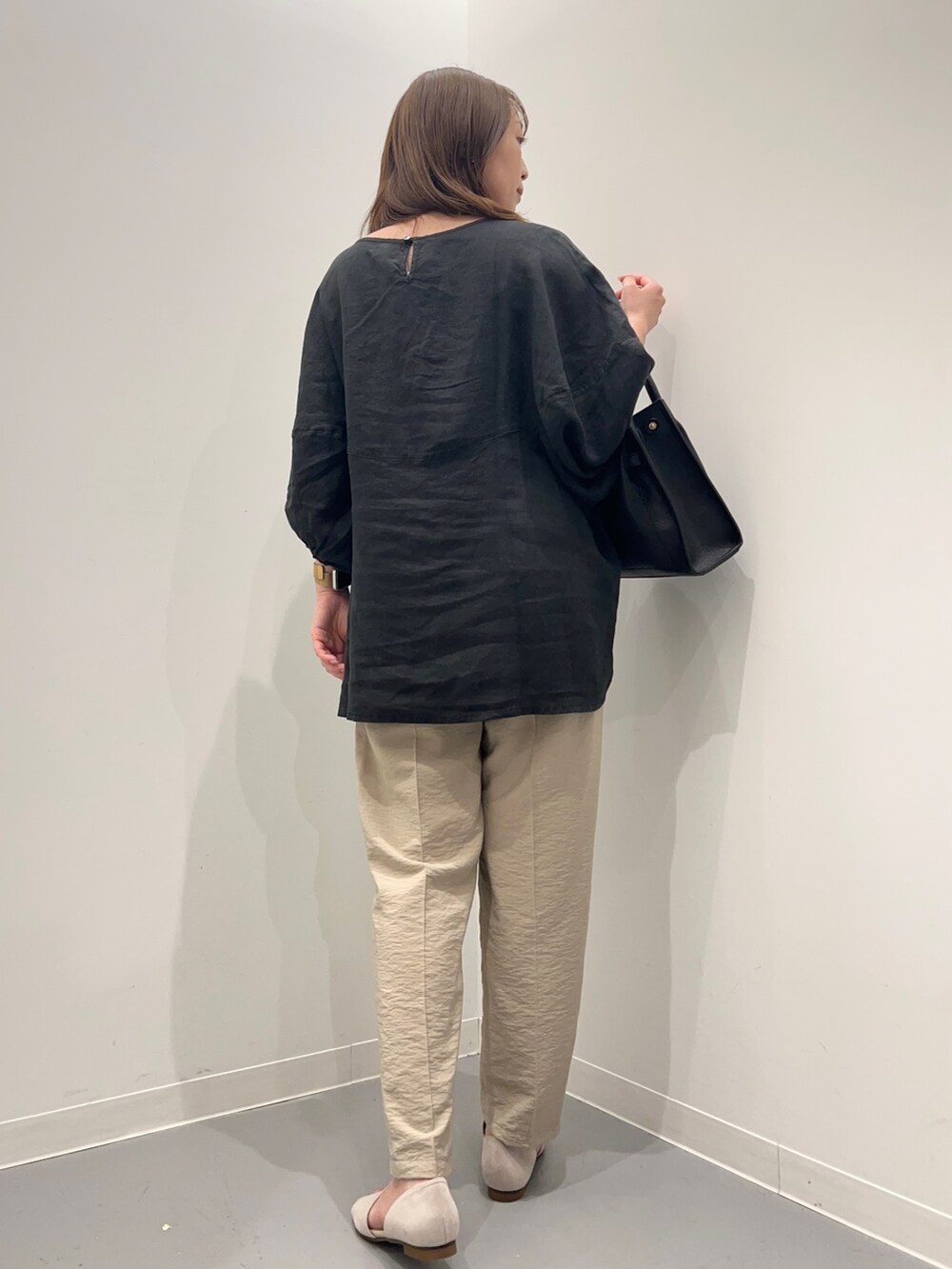 ブラック系のシャツ/ブラウス、ベージュ系のその他パンツ、ホワイト系のサンダルを着用したレディースの夏コーディネートの3枚目の写真