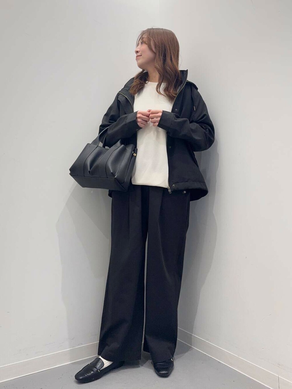 ブラック系のローファー、ベージュ系のTシャツ/カットソー、ブラック系のトートバッグを着用したレディースの春コーディネートの2枚目の写真