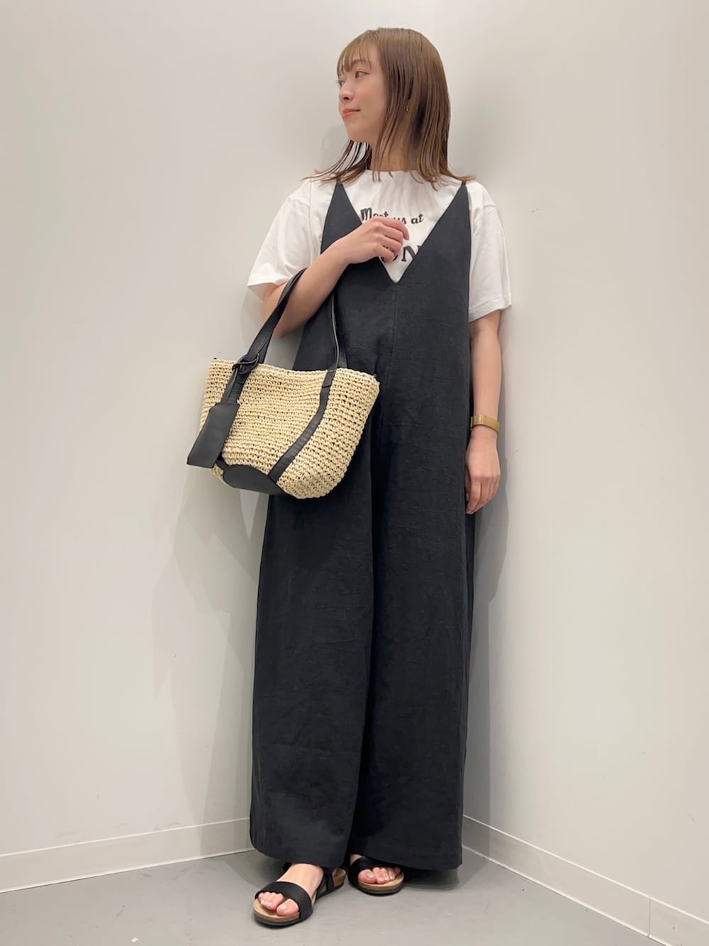 ホワイト系のTシャツ/カットソー、ブラック系のサロペット/オーバーオール、ブラック系のサンダルを着用したレディースの春コーディネートの3枚目の写真