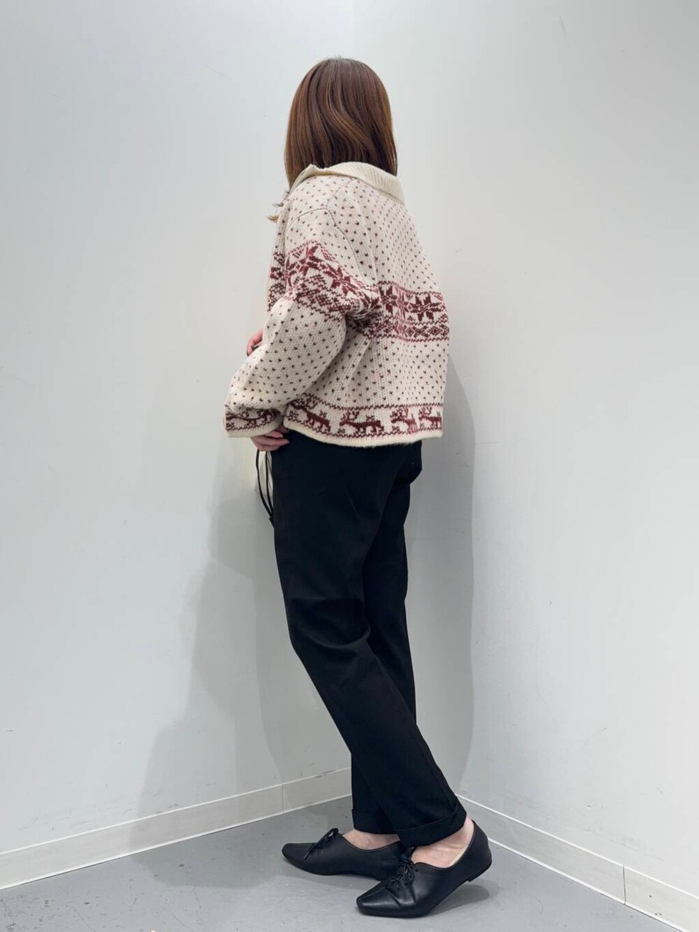 ホワイト系のショルダーバッグ、ブラック系のその他シューズ、レッド系のニット/セーターを着用したレディースの秋コーディネートの3枚目の写真