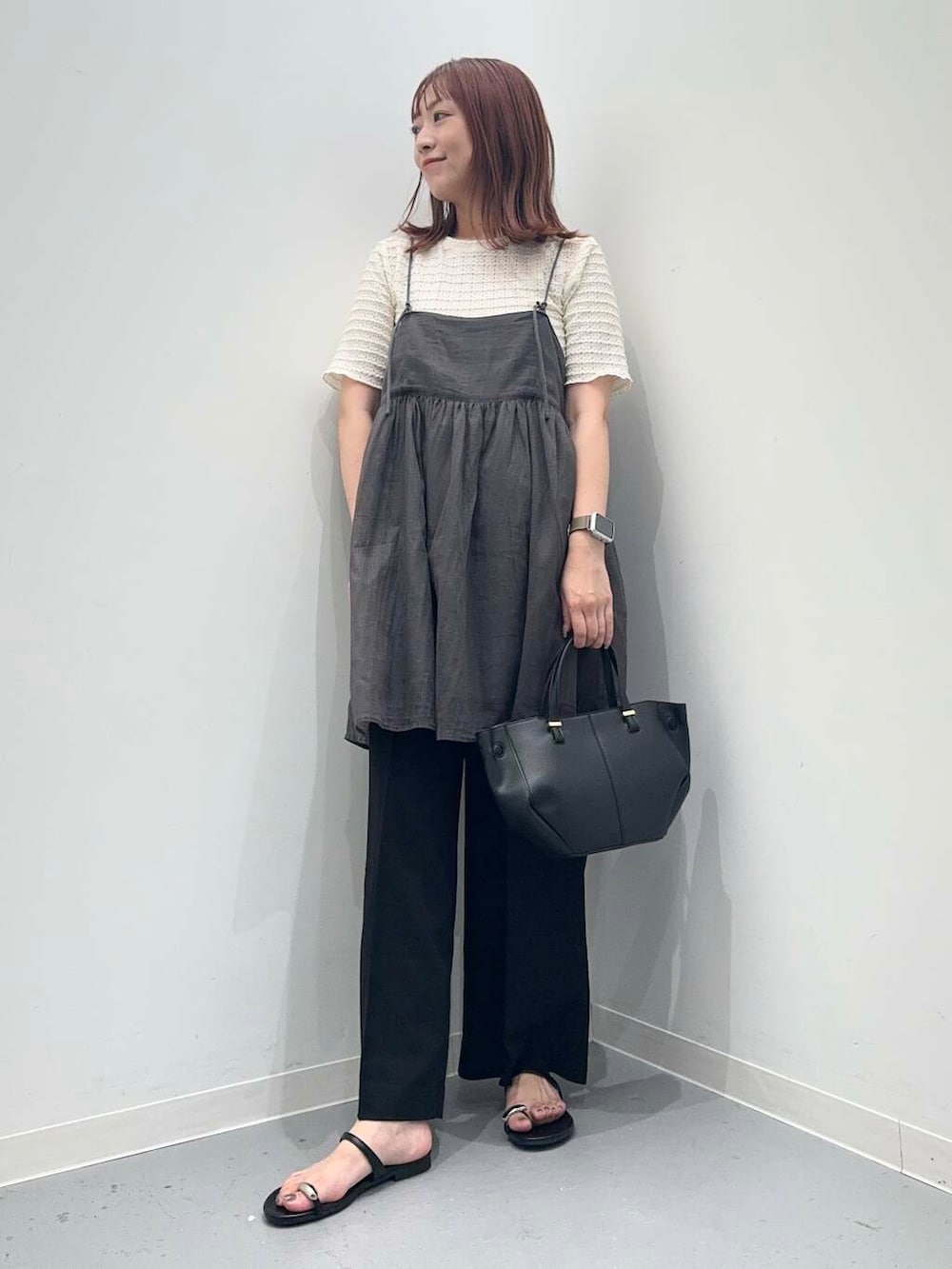 ブラック系のサンダル、ブラック系のその他パンツ、ブラック系のショルダーバッグを着用したレディースの夏コーディネートの4枚目の写真