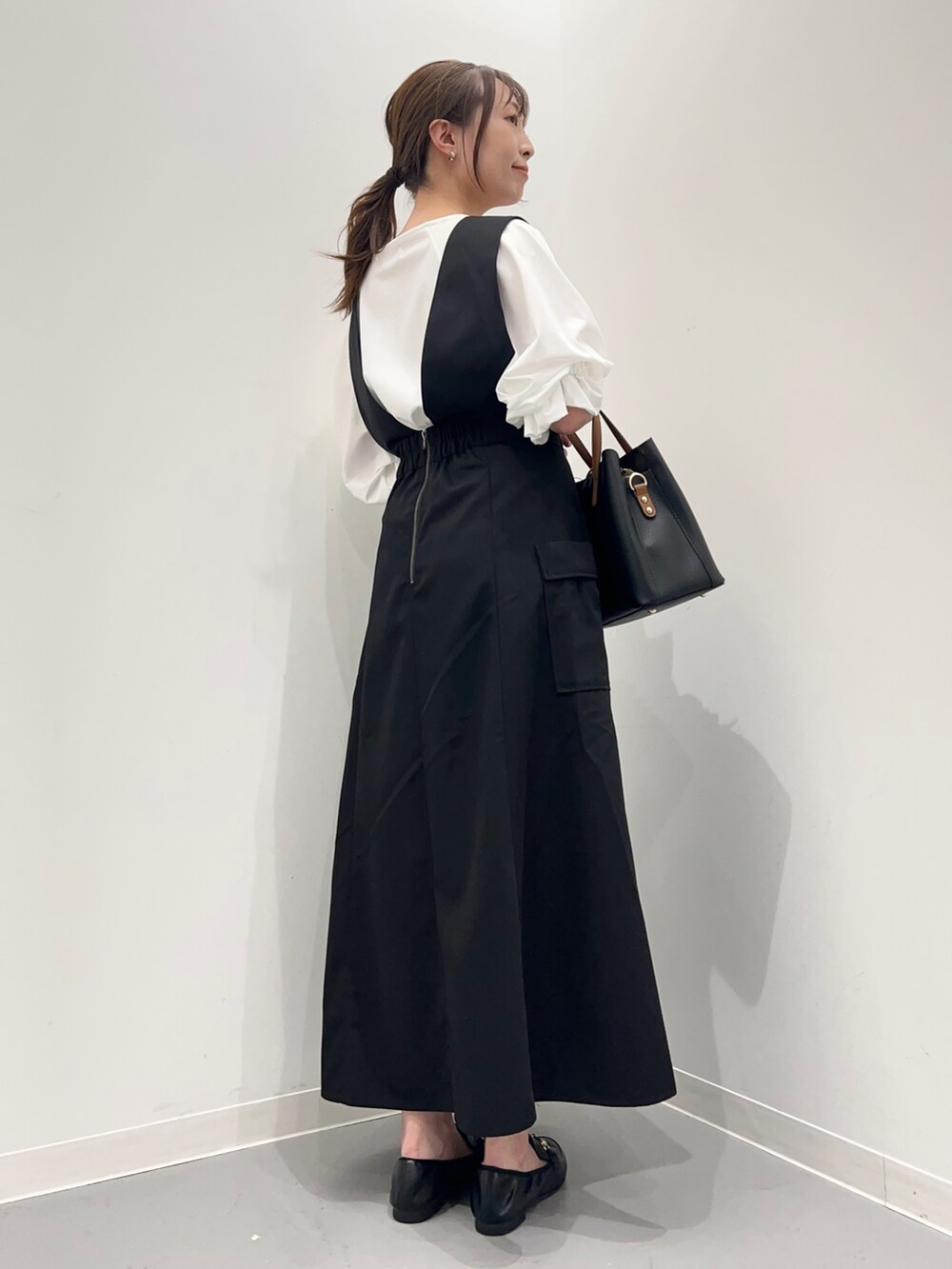 「URBAN RESEARCH Sonny Labelの2WAYカーゴジャンパースカート（ジャンパースカート、ブラック系）」を使った、maikoさん（レディース・154cm）の秋コーディネートの4枚目の写真