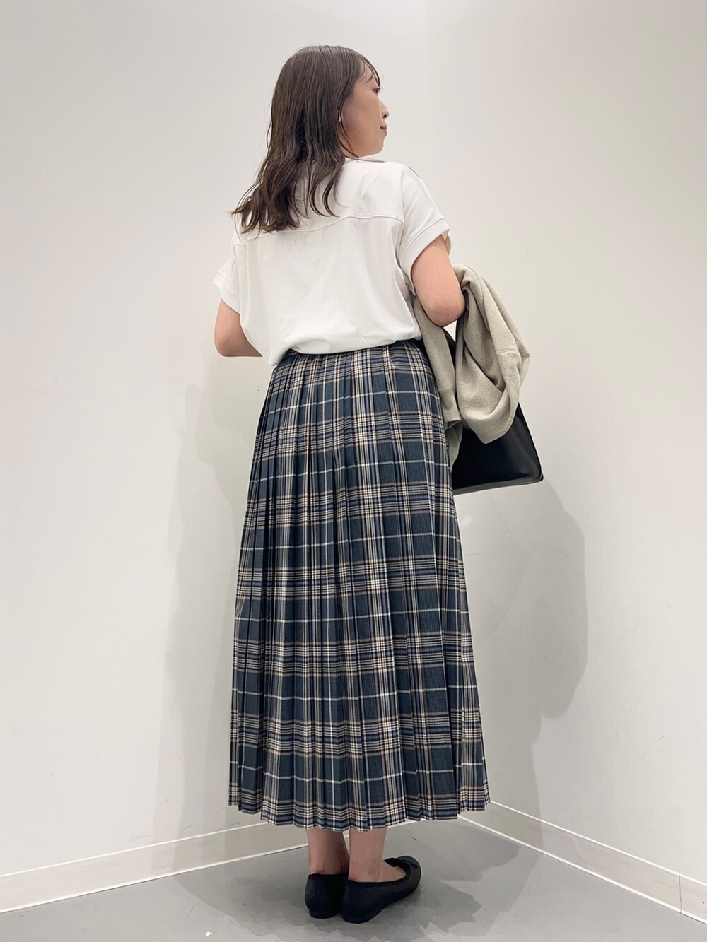 ホワイト系のトップス、ブルー系のスカート、ベージュ系のカーディガン/ボレロを着用したレディースの夏コーディネートの7枚目の写真