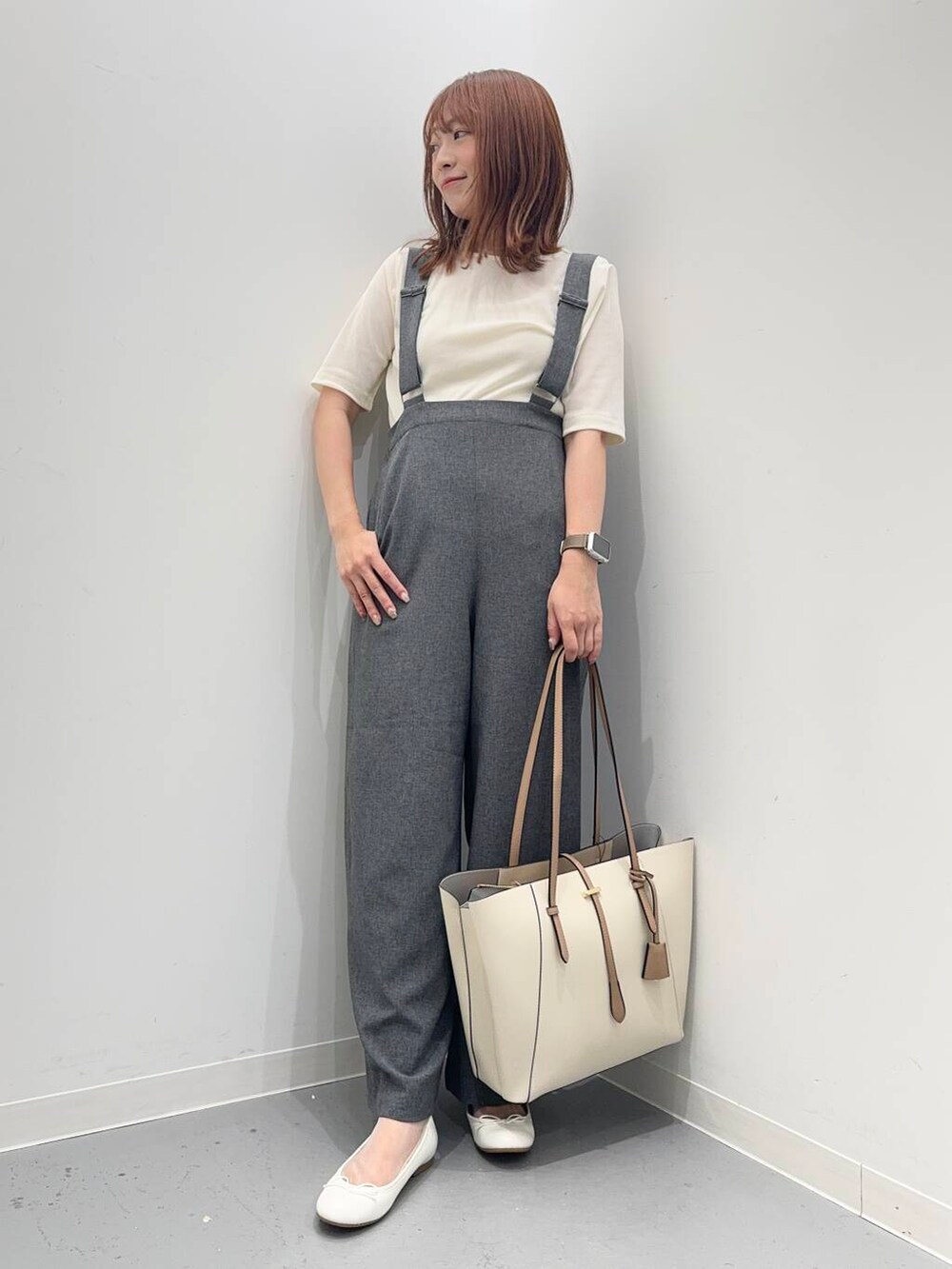 ホワイト系のトートバッグ、ホワイト系のバレエシューズ、グレー系のサロペット/オーバーオールを着用したレディースの夏コーディネートの4枚目の写真