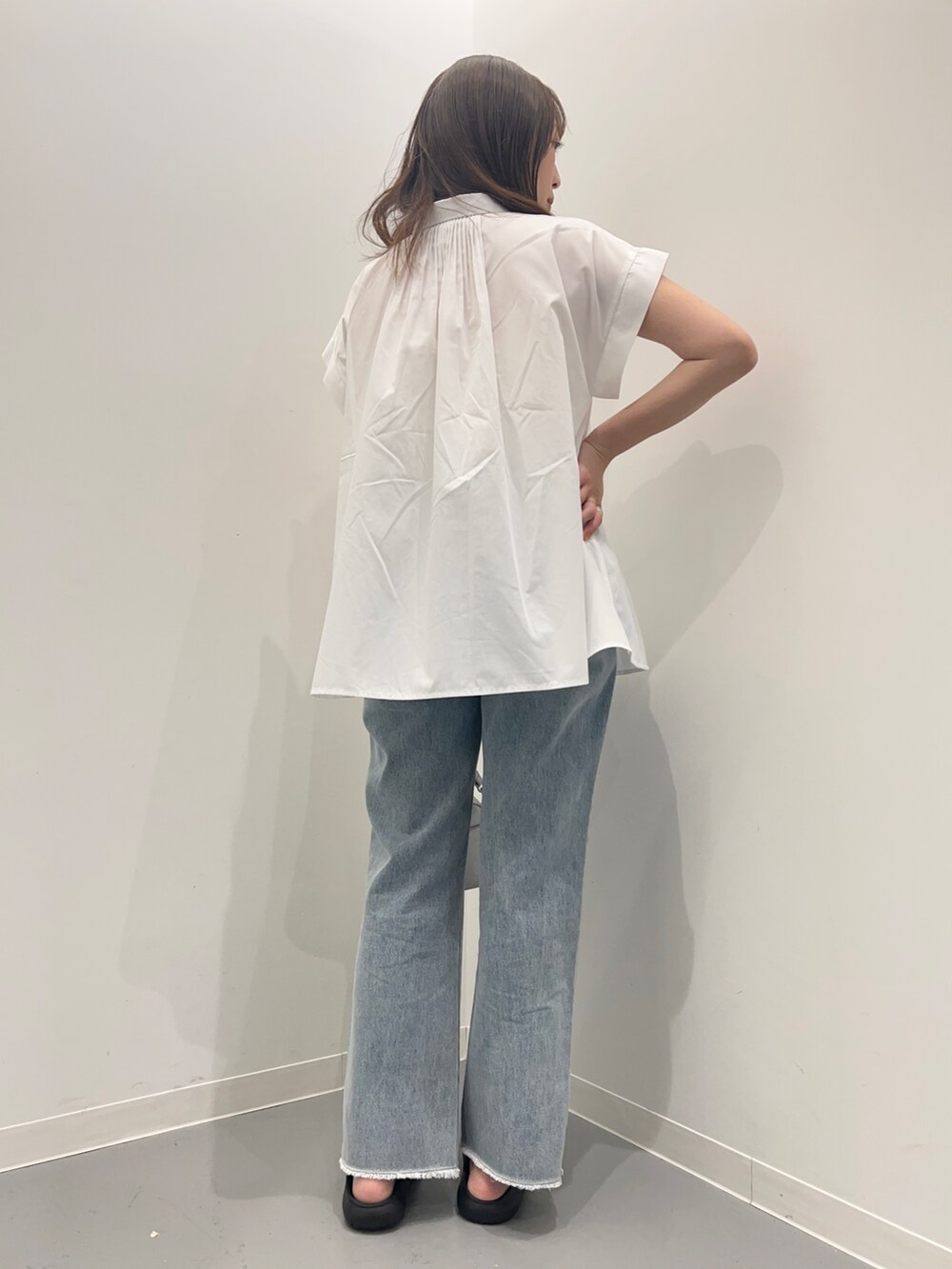 ホワイト系のシャツ/ブラウス、ブルー系のデニムパンツを着用したレディースの夏コーディネートの3枚目の写真