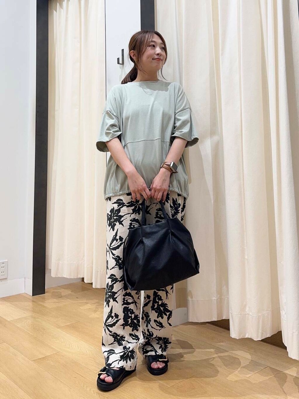 「シンプルコーデ、低身長、newarrival、休日スタイル、低身長コーデ、urstore、154cm、骨格ストレート、イエベ春、30代前半、ストレート×イエベ春、私が選ぶセールアイテム25ss、酒落見えイージーパンツ×サンダル」｜「RODE SKOのウォッシャブルミニショルダーバッグ（ショルダーバッグ、ブラック系）」を使った、maikoさん（レディース・154cm）の夏コーディネートの7枚目の写真