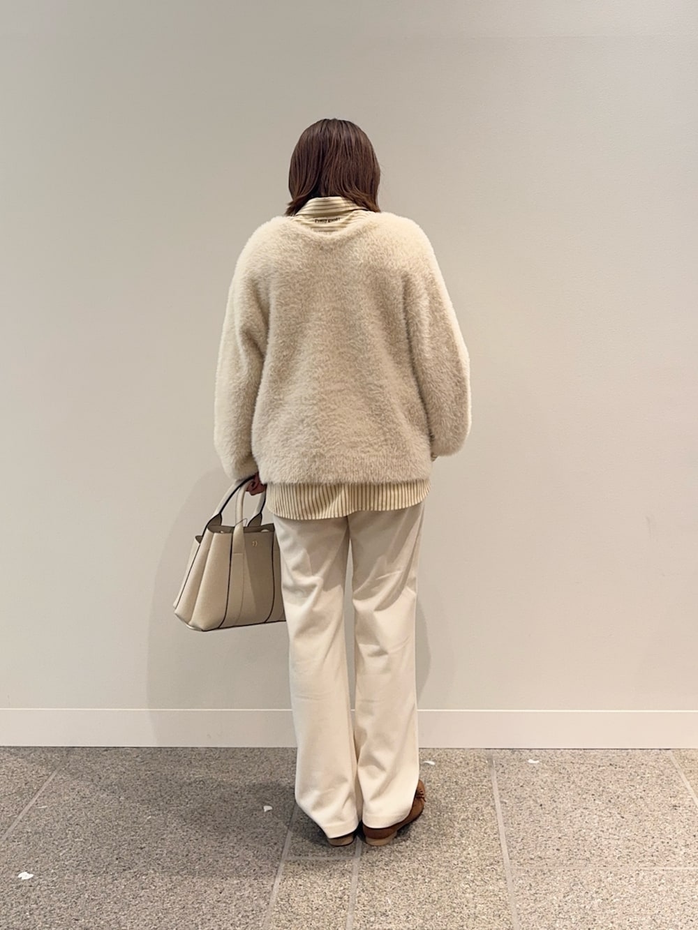 ホワイト系のカーディガン/ボレロ、その他のシャツ/ブラウス、ホワイト系のその他パンツを着用したレディースの秋コーディネートの4枚目の写真