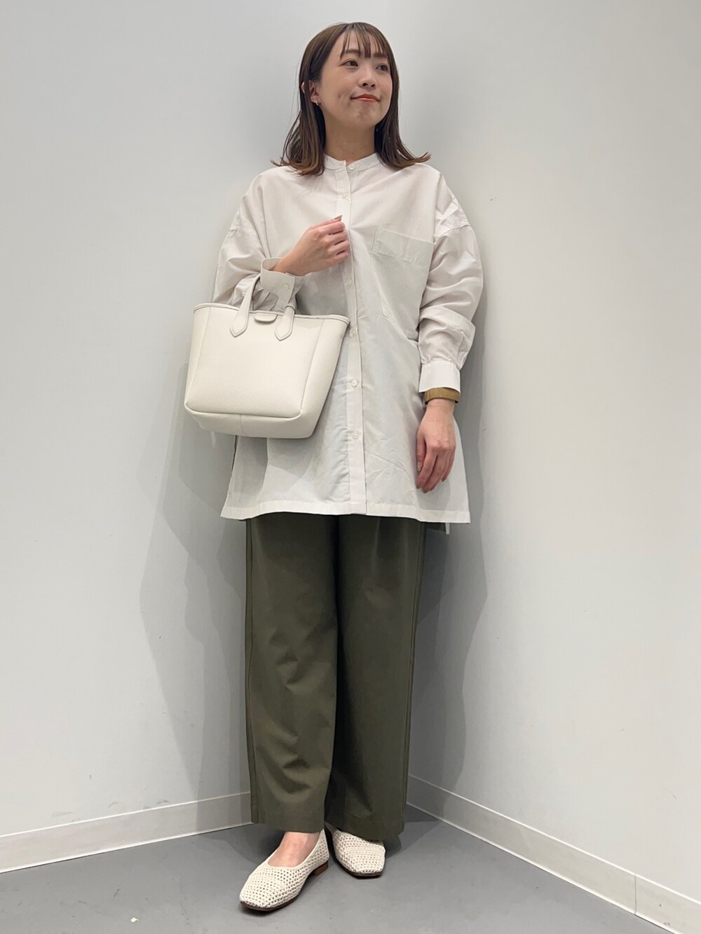 ホワイト系のシャツ/ブラウス、グリーン系のその他パンツを着用したレディースの春コーディネートの2枚目の写真