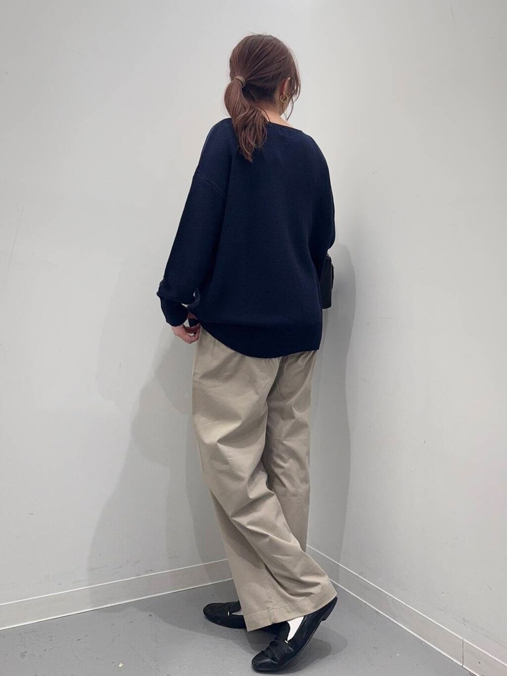 ブラック系のローファー、ベージュ系のその他パンツ、ブラック系のトートバッグを着用したレディースの春コーディネートの4枚目の写真