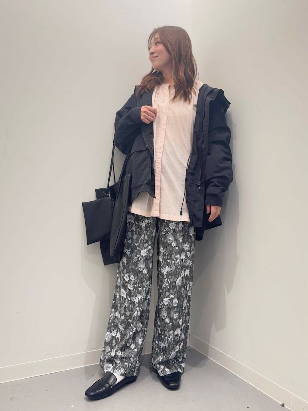 ブラック系のローファー、ブラック系のトートバッグ、ブラック系のマウンテンパーカーを着用したレディースの春コーディネートの5枚目の写真