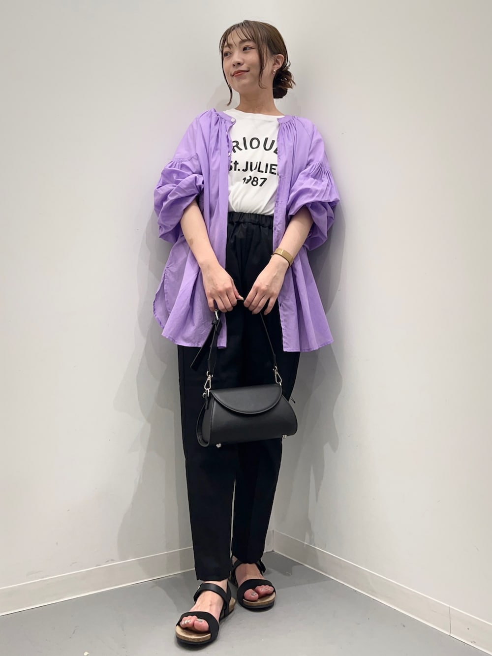 パープル系のシャツ/ブラウス、ブラック系のその他パンツ、ホワイト系のTシャツ/カットソーを着用したレディースの夏コーディネートの2枚目の写真