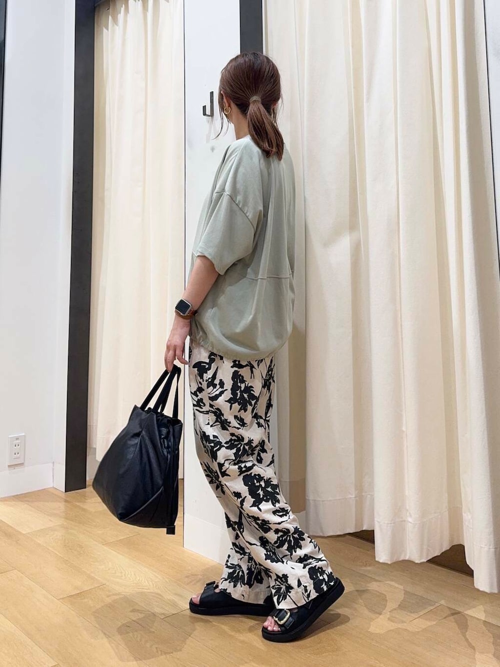 「シンプルコーデ、低身長、newarrival、休日スタイル、低身長コーデ、urstore、154cm、骨格ストレート、イエベ春、30代前半、ストレート×イエベ春、私が選ぶセールアイテム25ss、酒落見えイージーパンツ×サンダル」｜「RODE SKOのウォッシャブルミニショルダーバッグ（ショルダーバッグ、ブラック系）」を使った、maikoさん（レディース・154cm）の夏コーディネートの4枚目の写真