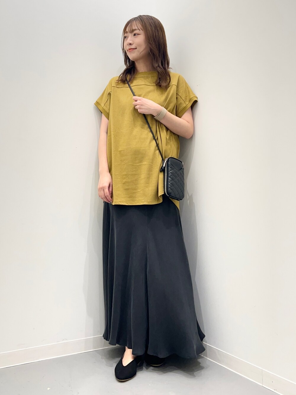 その他のトップス、グレー系のスカートを着用したレディースの夏コーディネートの2枚目の写真