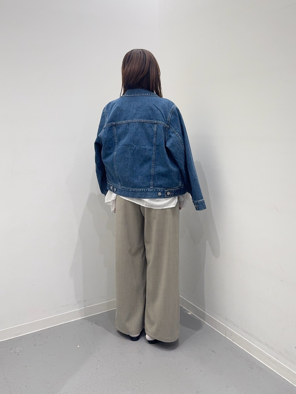 ブルー系のデニムジャケット、ホワイト系のシャツ/ブラウス、ベージュ系のその他パンツを着用したレディースの春コーディネートの3枚目の写真