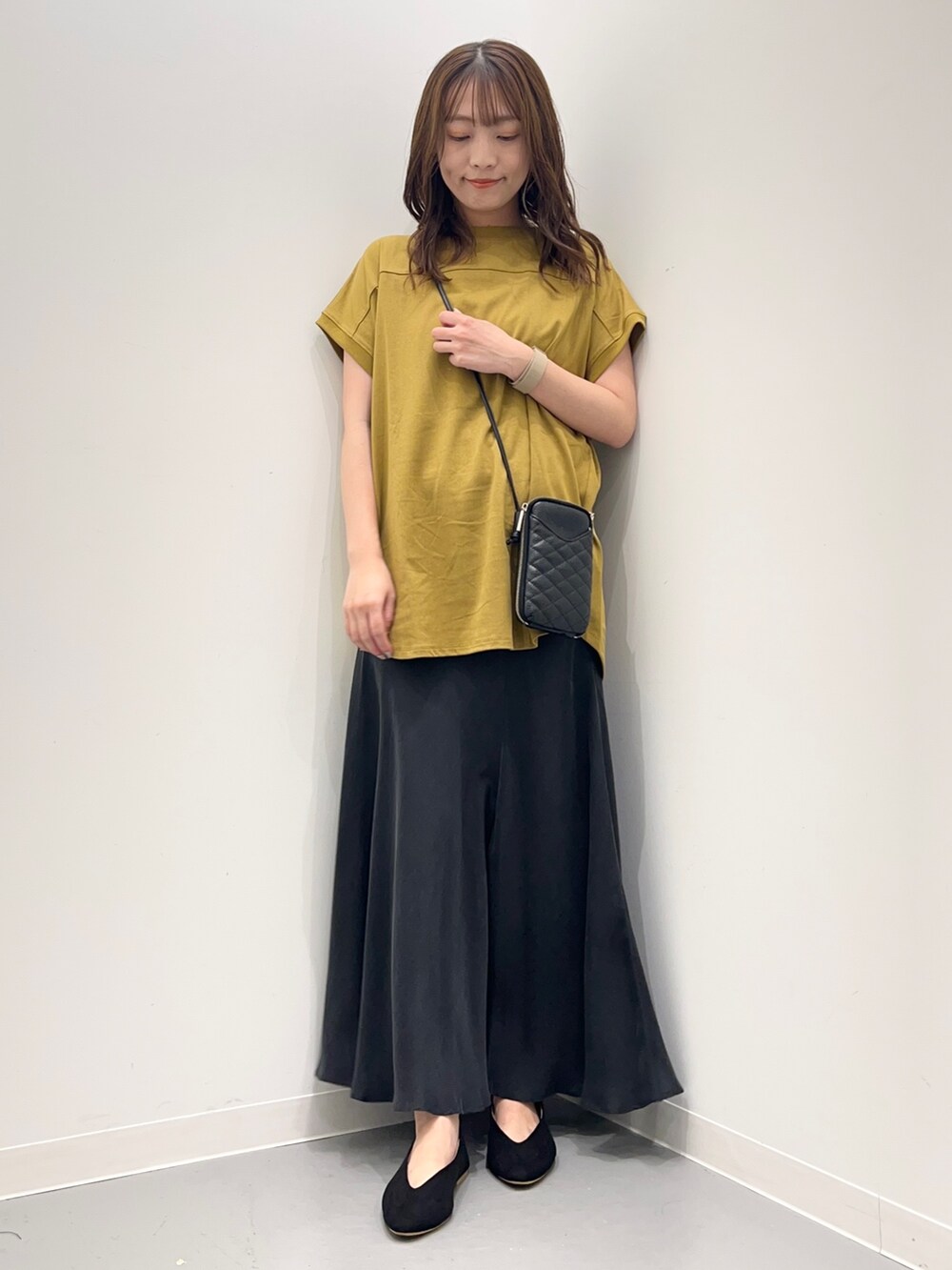 その他のトップス、グレー系のスカートを着用したレディースの夏コーディネートの5枚目の写真