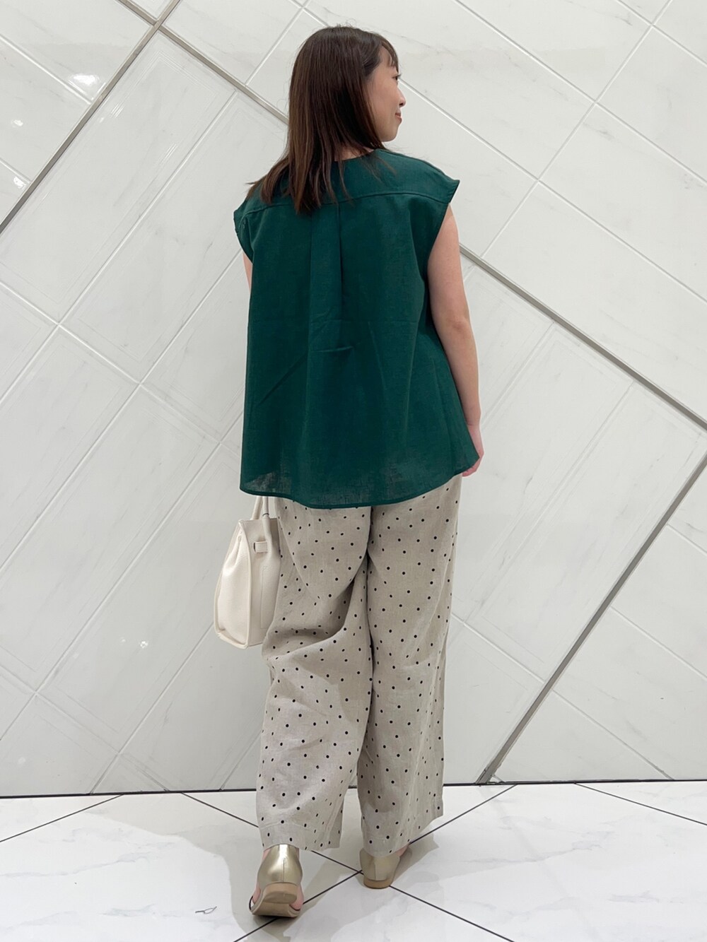 グリーン系のシャツ/ブラウス、ベージュ系のその他パンツ、ゴールド系のサンダルを着用したレディースの夏コーディネートの4枚目の写真