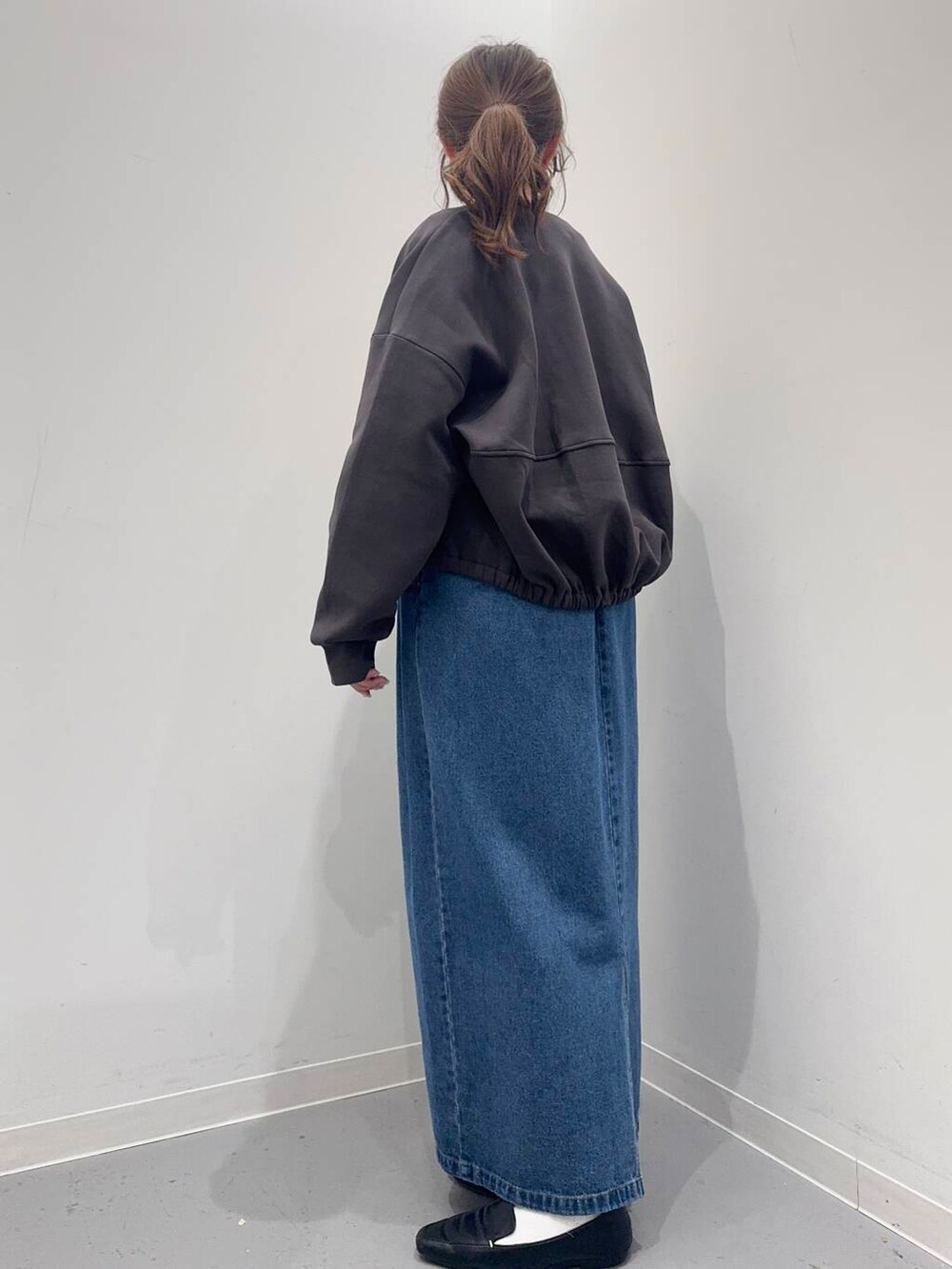 ブラック系のローファー、ブラック系のトートバッグ、ブルー系のワンピースを着用したレディースの春コーディネートの3枚目の写真