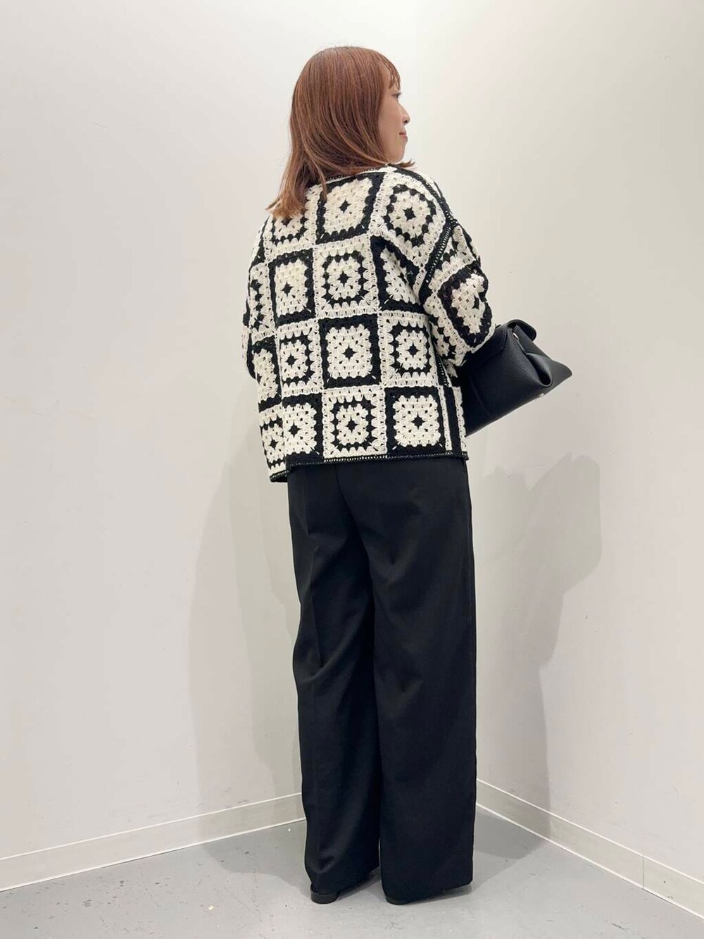 ブラック系のショルダーバッグ、ホワイト系のカーディガン/ボレロ、ブラック系のその他シューズを着用したレディースの夏コーディネートの3枚目の写真