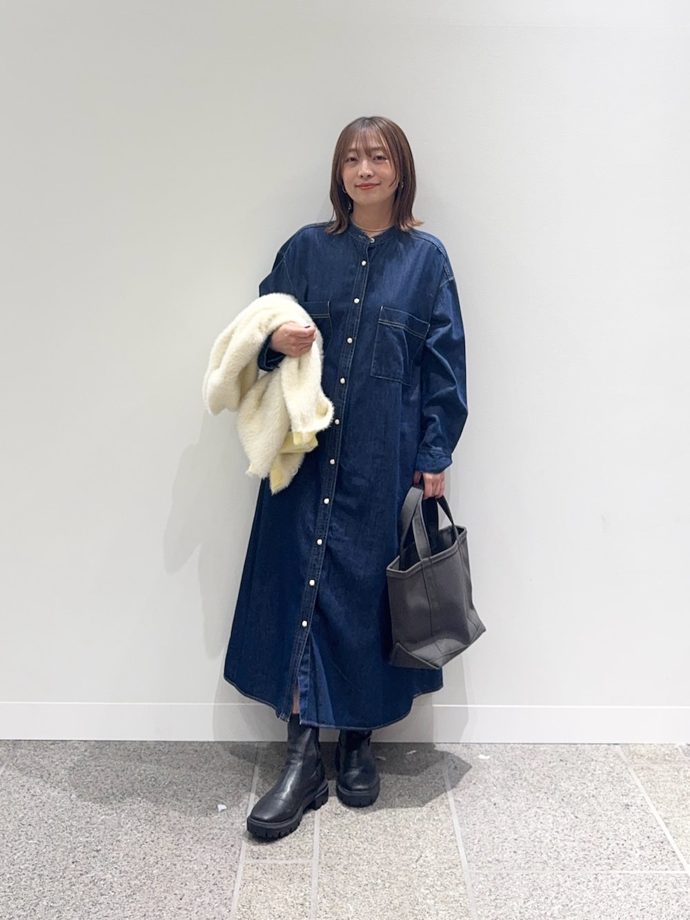 ブルー系のワンピース、ホワイト系のカーディガン/ボレロ、グレー系のトートバッグを着用したレディースの秋コーディネートの6枚目の写真