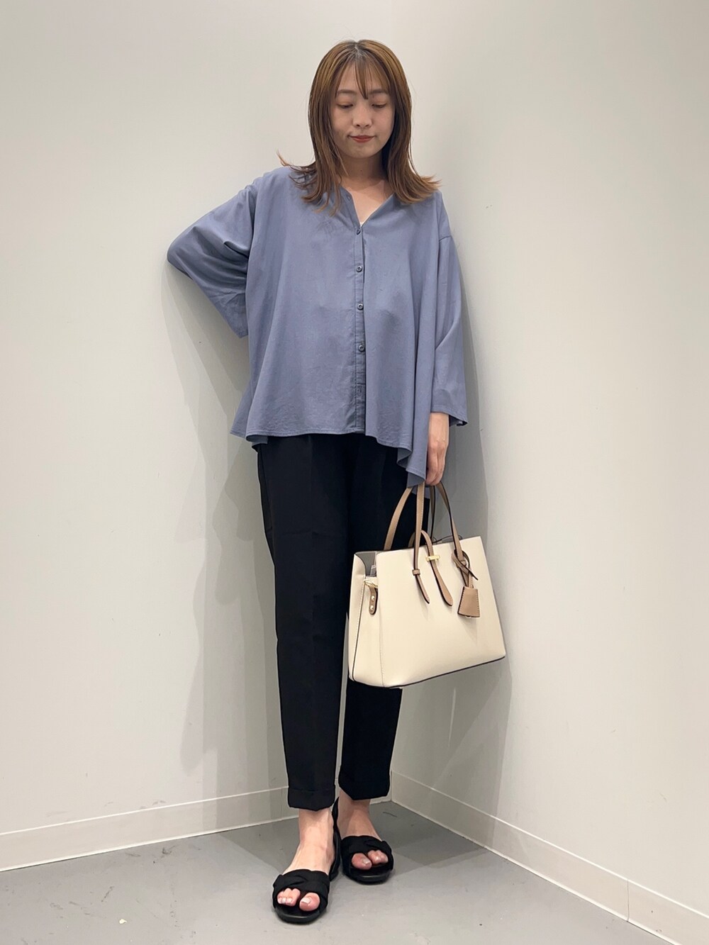 ブルー系のシャツ/ブラウス、ブラック系のその他パンツ、ホワイト系のトートバッグを着用したレディースの夏コーディネートの4枚目の写真