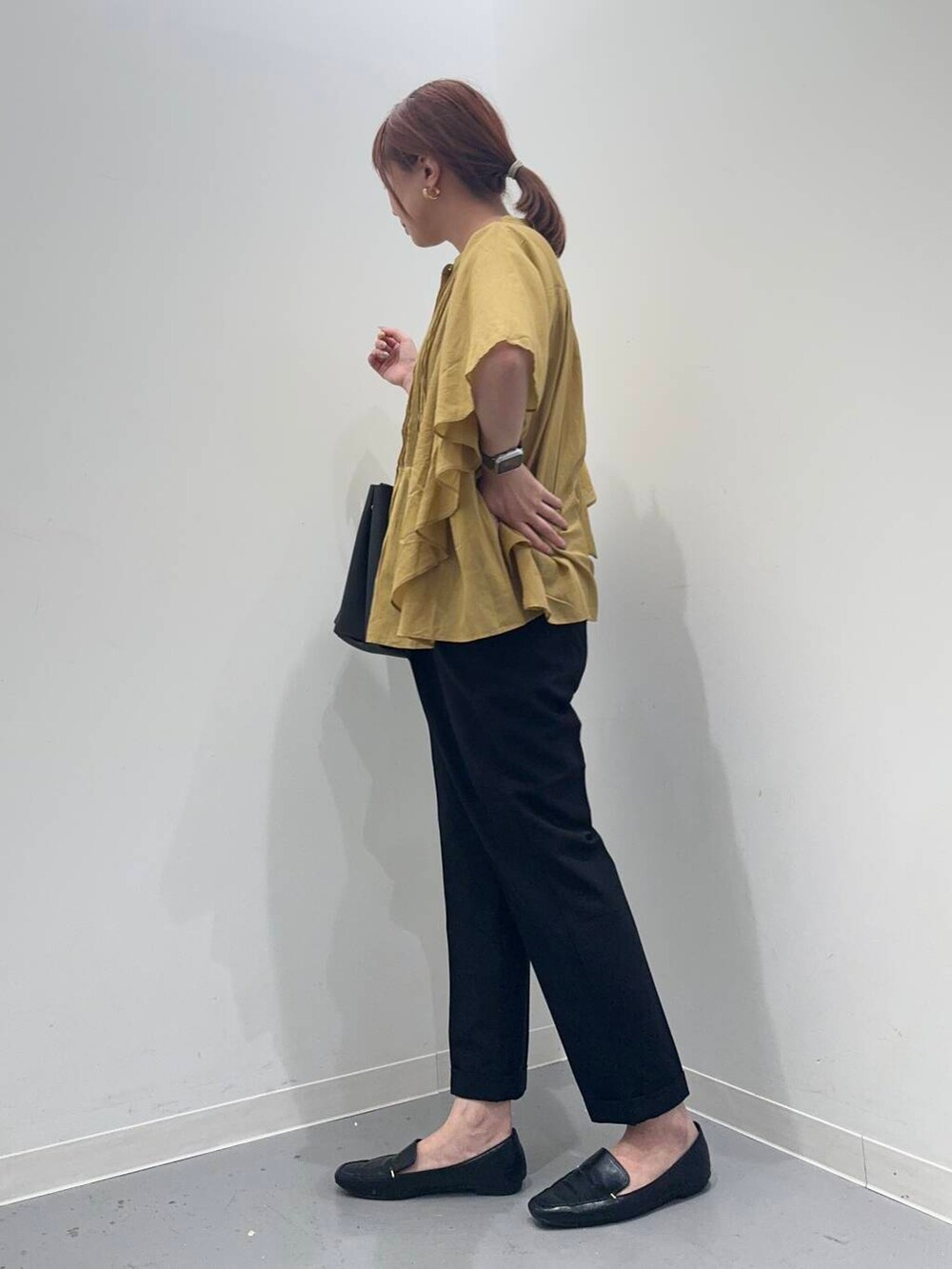 ブラック系のローファー、ブラック系のトートバッグ、ブラック系のその他パンツを着用したレディースの夏コーディネートの3枚目の写真