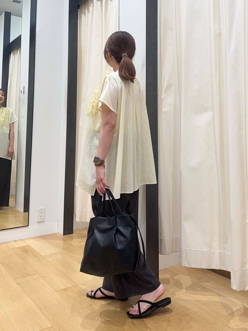 ブラック系のショルダーバッグ、イエロー系のシャツ/ブラウス、グレー系のその他パンツを着用したレディースの夏コーディネートの3枚目の写真