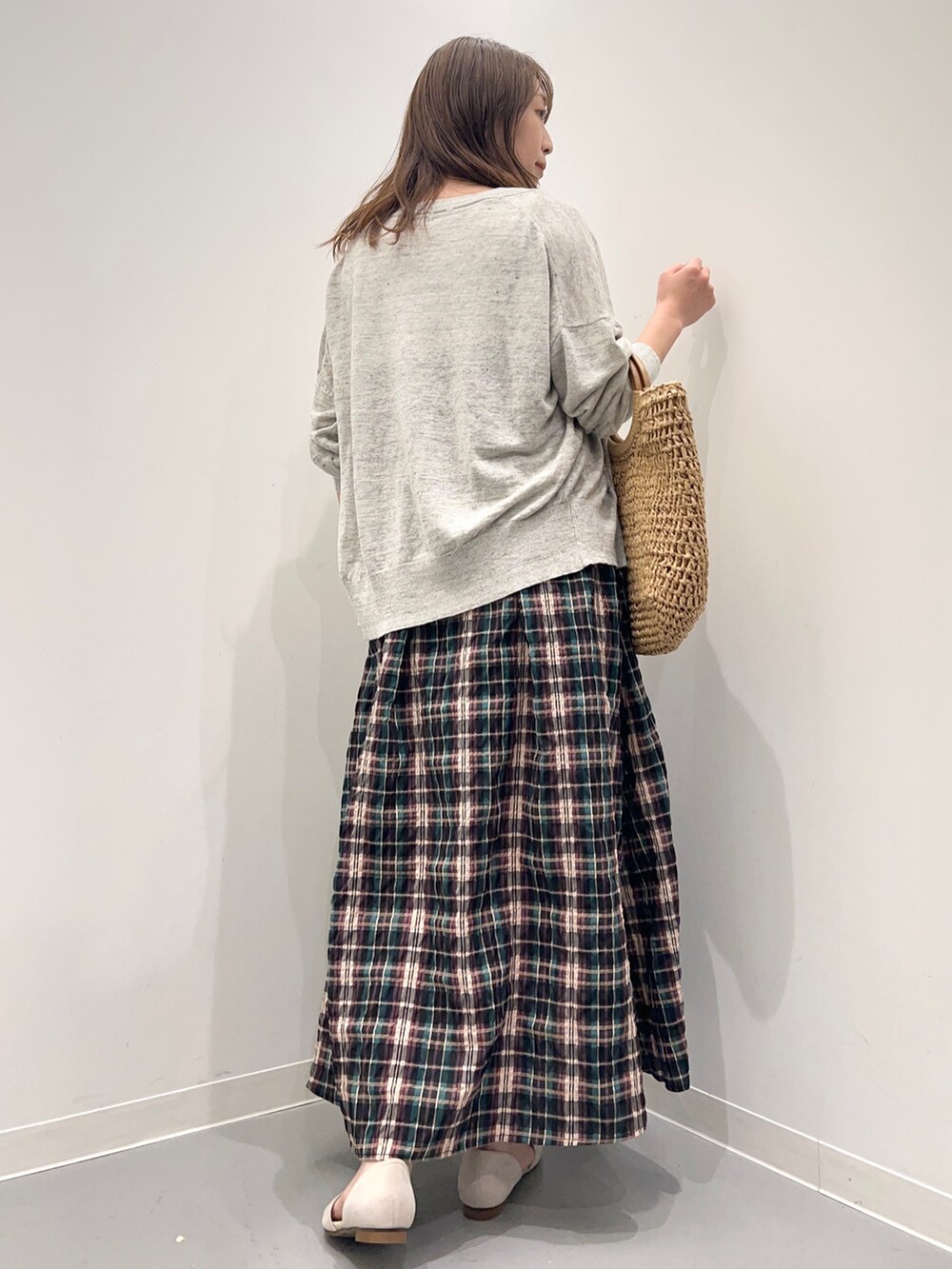 ブルー系のワンピース、グレー系のカーディガン/ボレロ、ホワイト系のタンクトップを着用したレディースの夏コーディネートの3枚目の写真