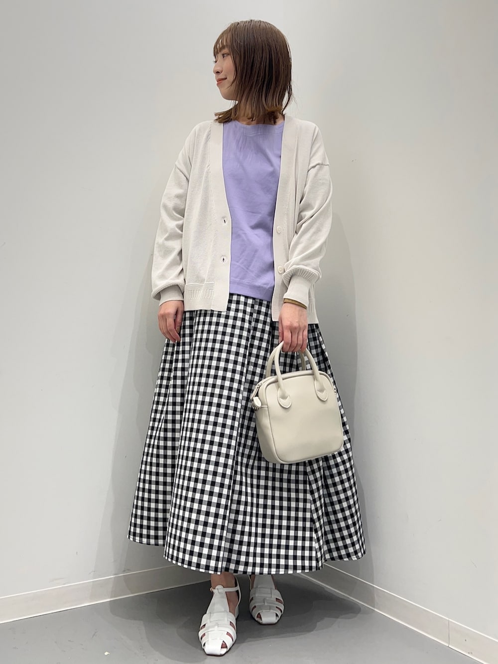 その他のスカート、パープル系のTシャツ/カットソーを着用したレディースの春コーディネートの5枚目の写真