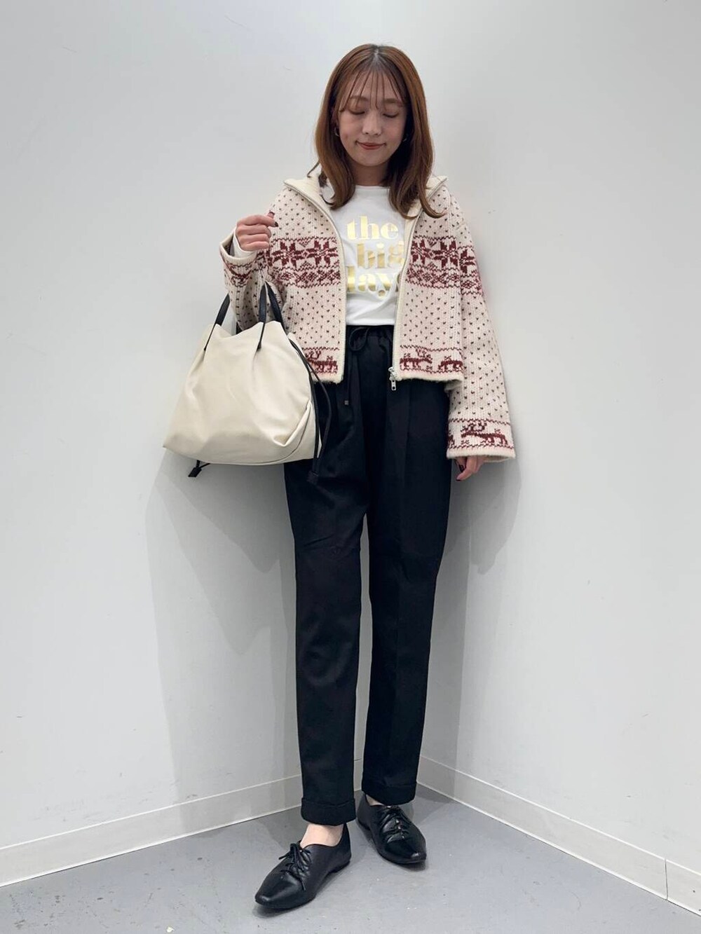 ホワイト系のショルダーバッグ、ブラック系のその他シューズ、レッド系のニット/セーターを着用したレディースの秋コーディネートの2枚目の写真